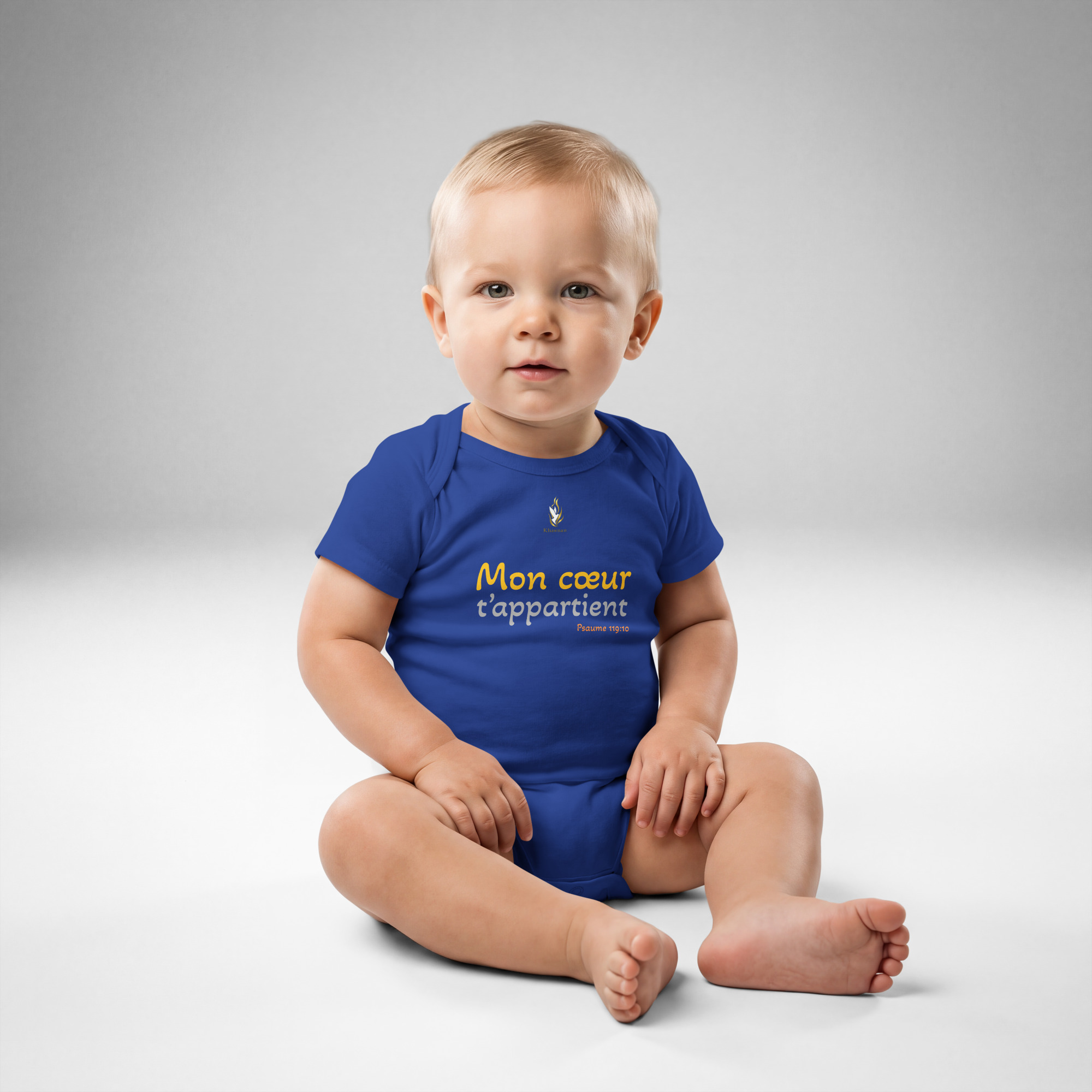 Body bébé KHAWNAN bleu roi, parole « Mon cœur t’appartient », vue de face.