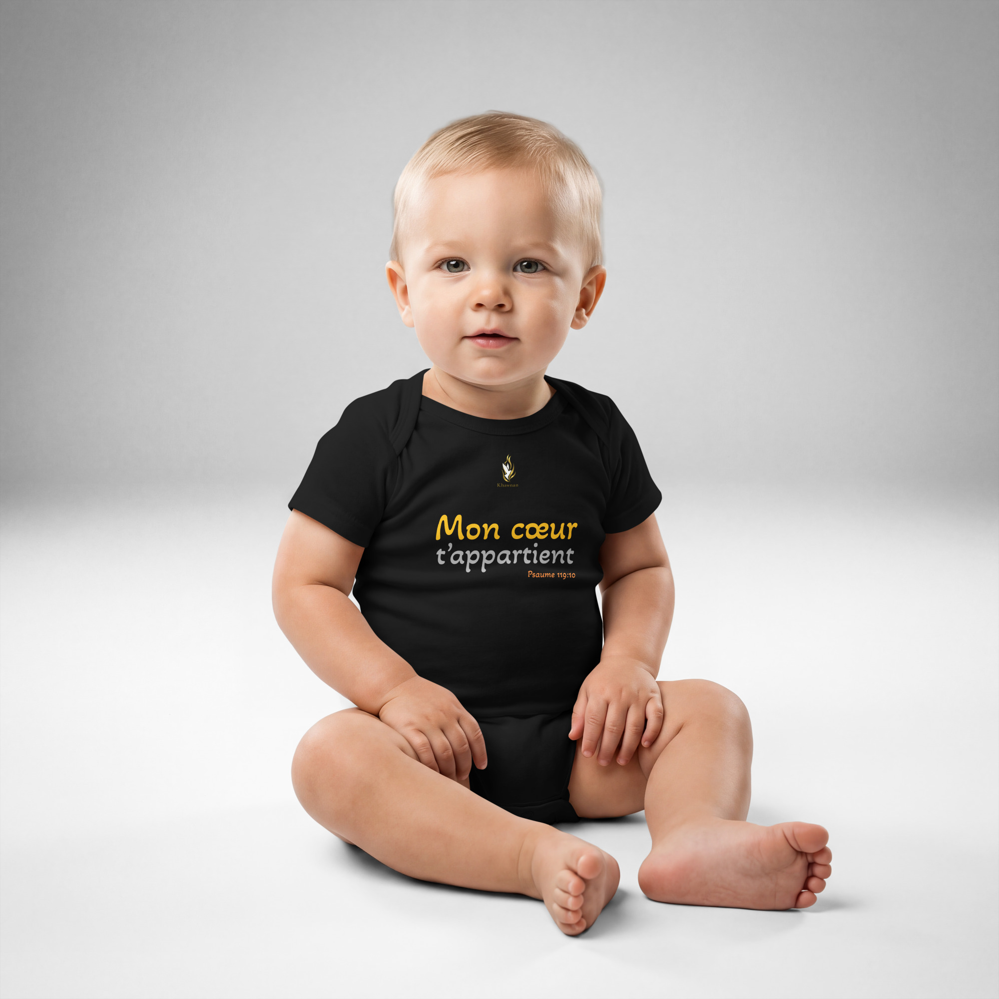 Body bébé KHAWNAN noir, parole « Mon cœur t’appartient », vue de face.