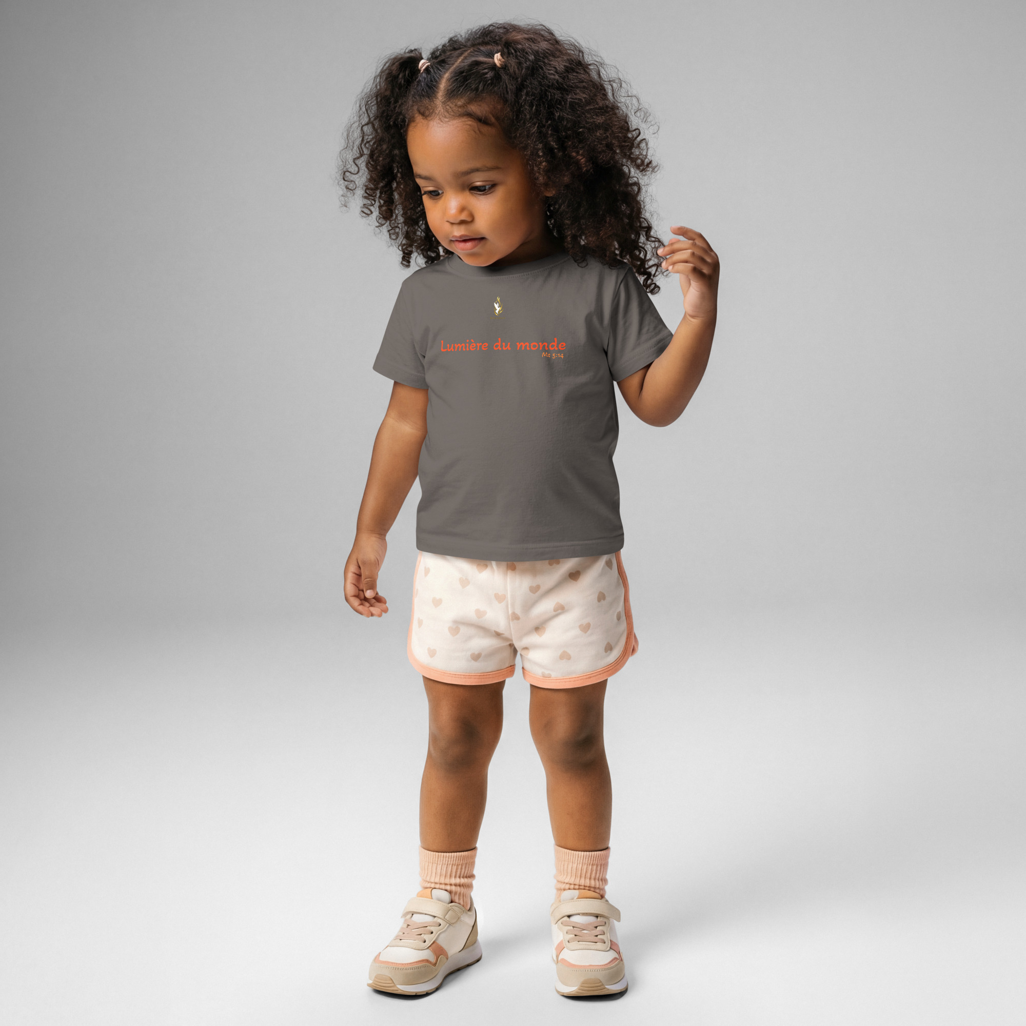 T-shirt bébé KHAWNAN anthracite, parole « Lumière du monde », vue de face.