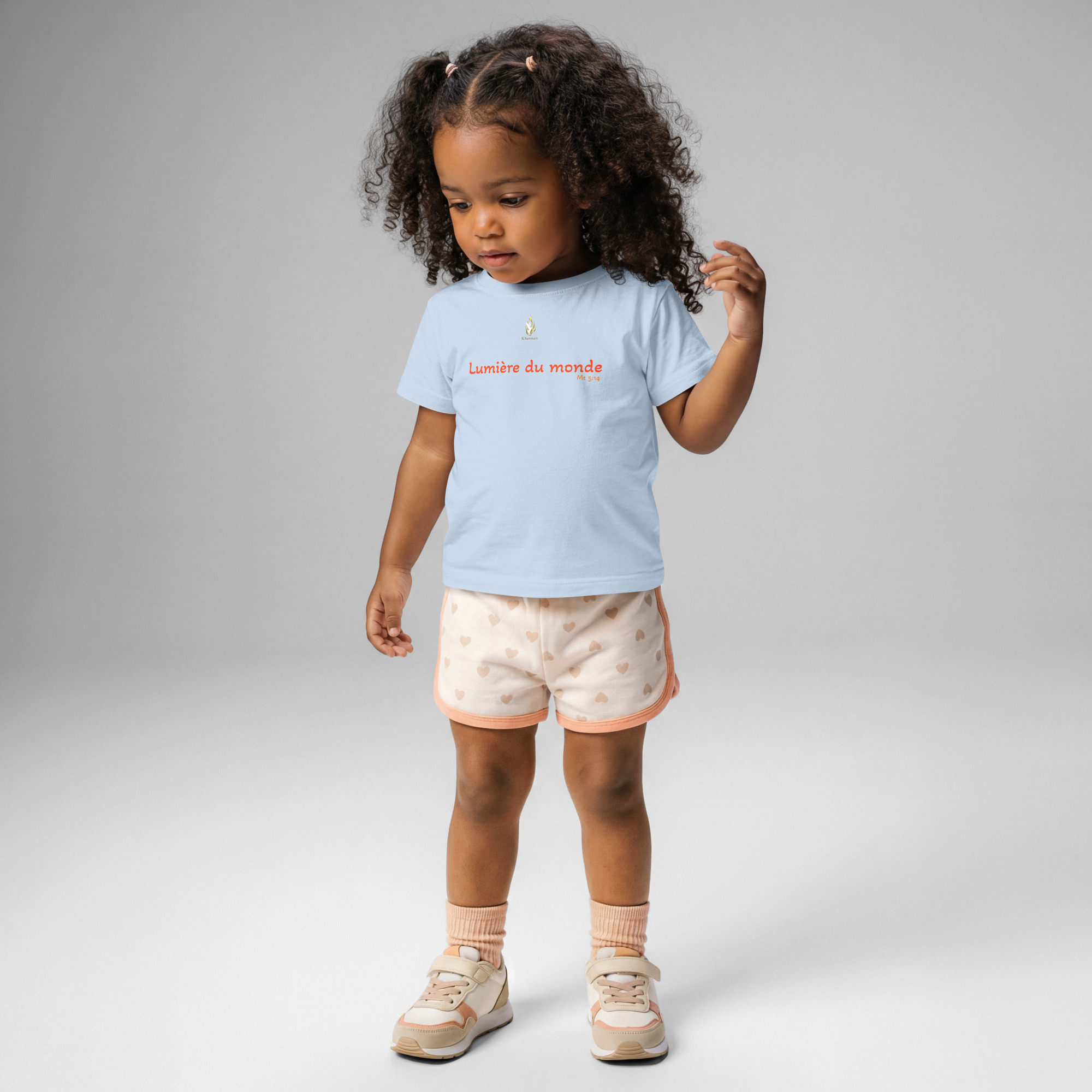 T-shirt bébé KHAWNAN bleu, parole « Lumière du monde », vue de face.