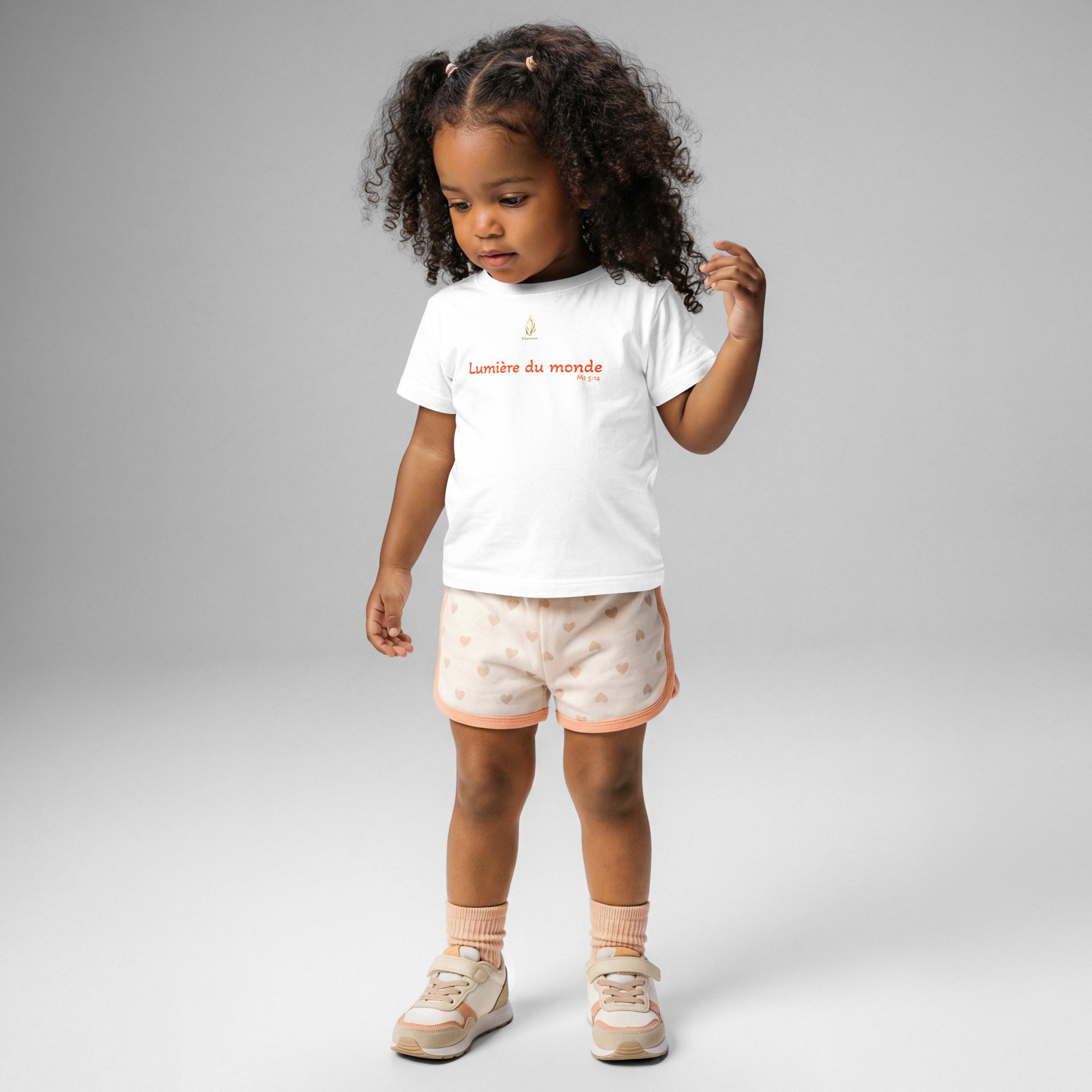 T-shirt bébé KHAWNAN blanc, parole « Lumière du monde ».
