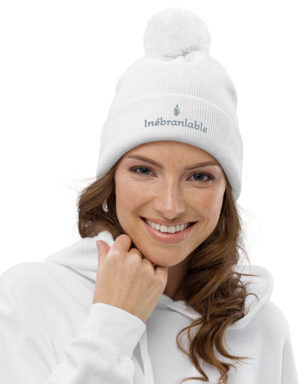 Bonnet à pompon KHAWNAN blanc, parole « Inébranlable ».
