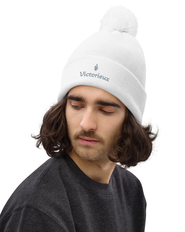 Bonnet à pompon KHAWNAN blanc, parole « Victorieux ».