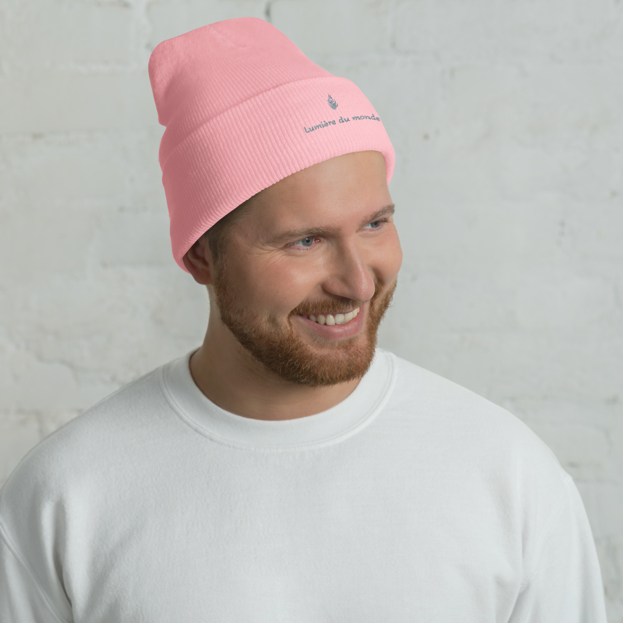 Bonnet à revers KHAWNAN rose pâle, parole « Lumière du monde », vue de face.