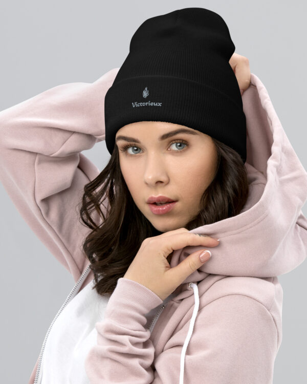 Bonnet à revers KHAWNAN noir, parole « Victorieux ».