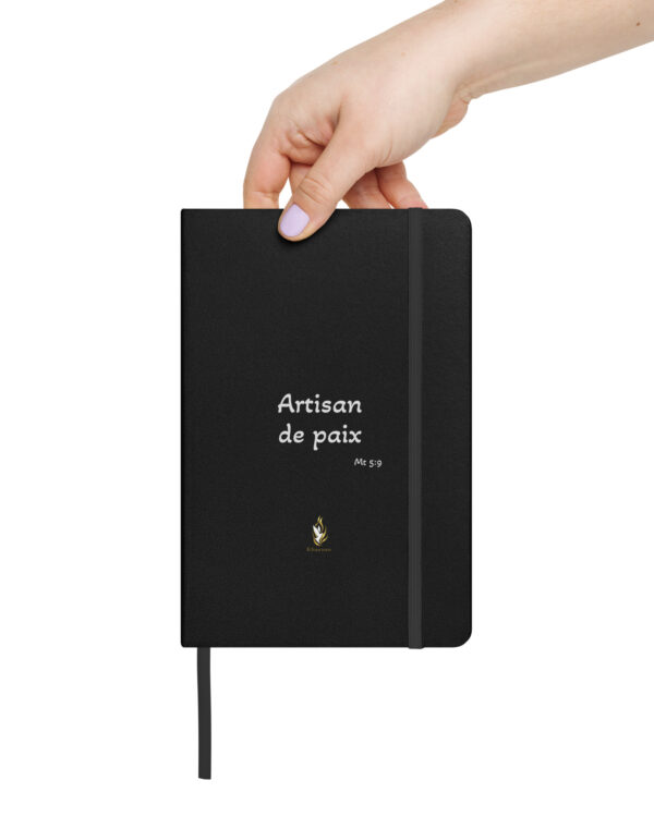 Carnet à couverture rigide KHAWNAN noir, parole « Artisan de paix ».
