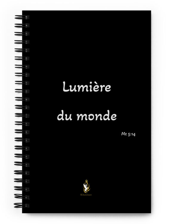 Carnet à spirale KHAWNAN, parole « Lumière du monde ».