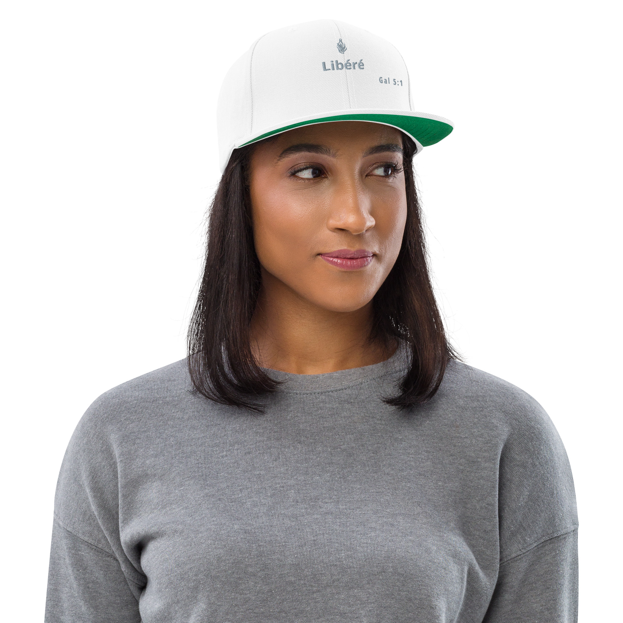 Casquette snapback KHAWNAN blanc, parole « Libéré », vue de face.