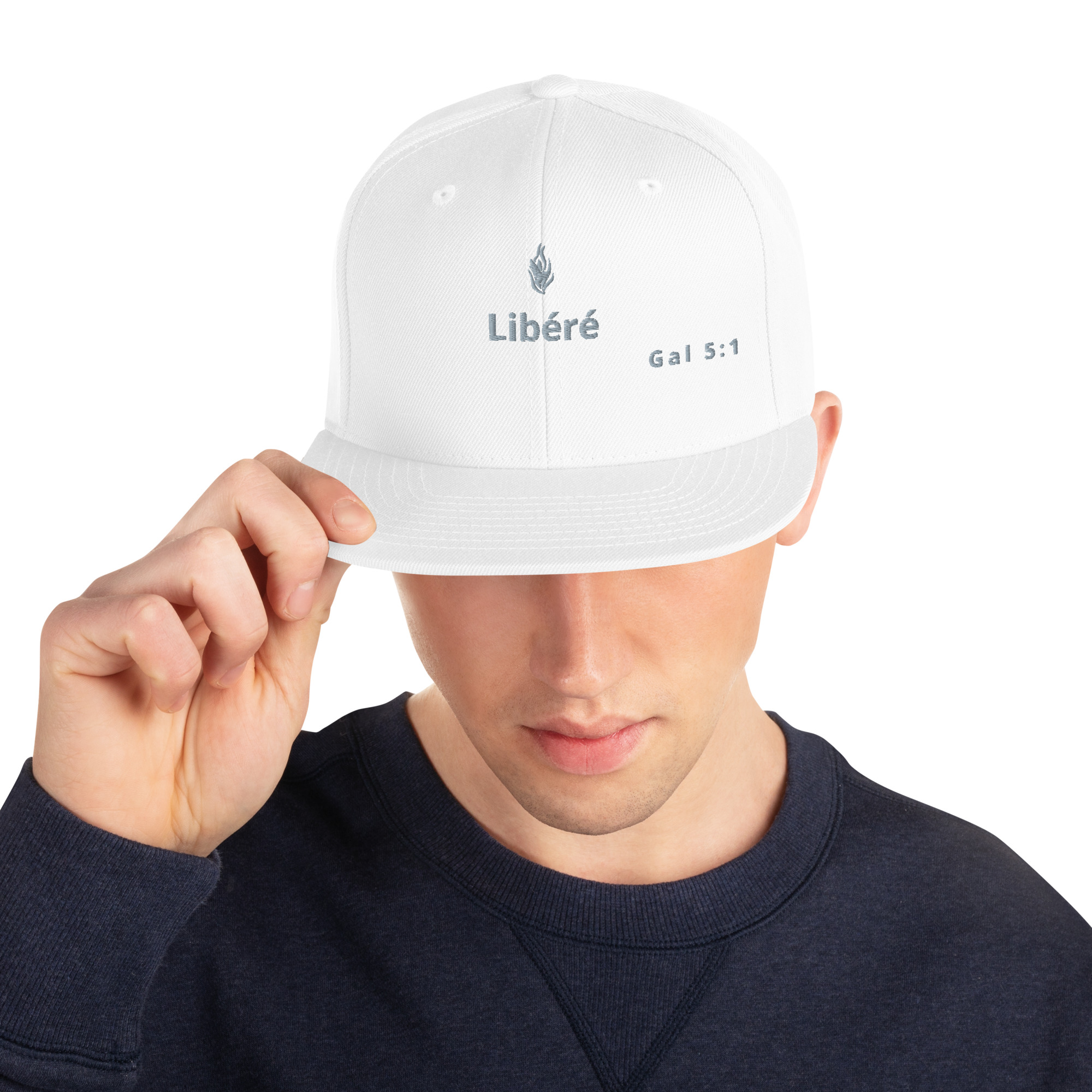 Casquette snapback KHAWNAN blanc, parole « Libéré », vue de face.