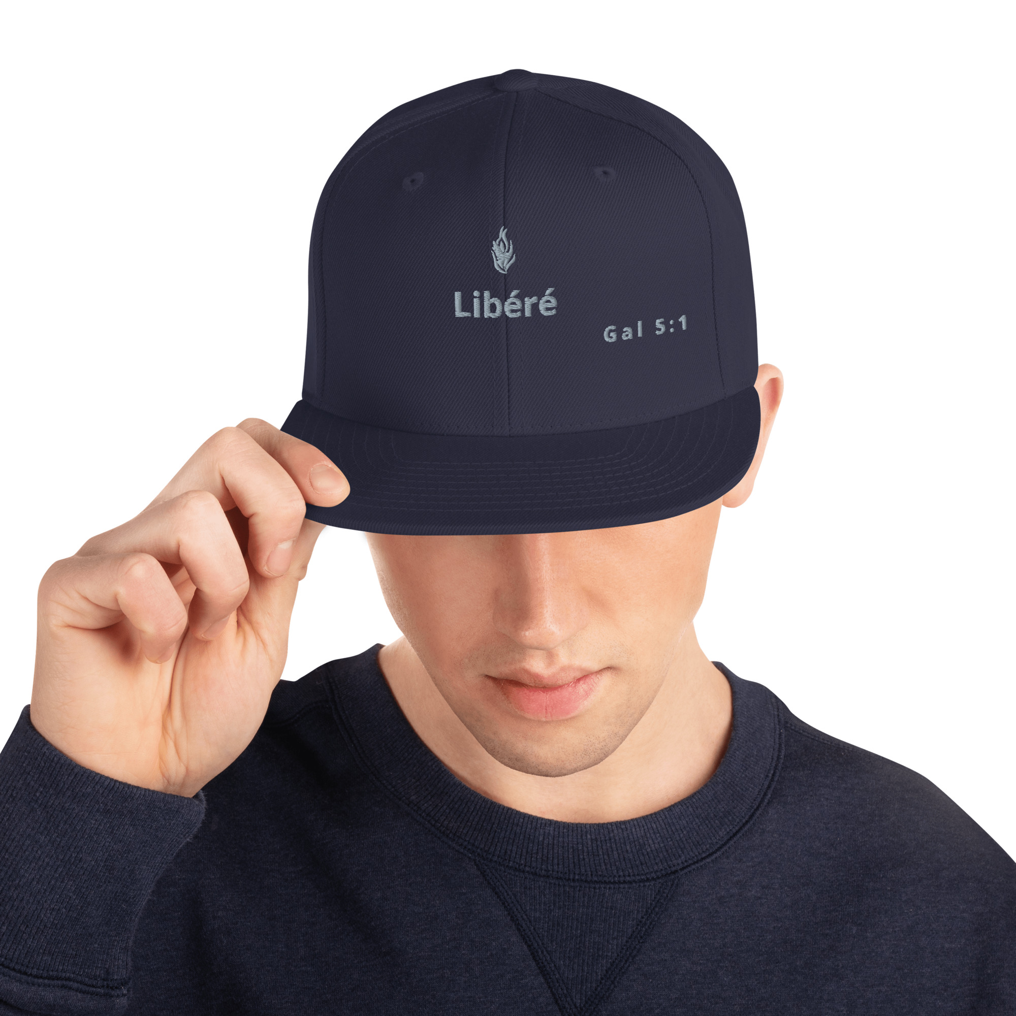 Casquette snapback KHAWNAN bleu marine, parole « Libéré », vue de face.