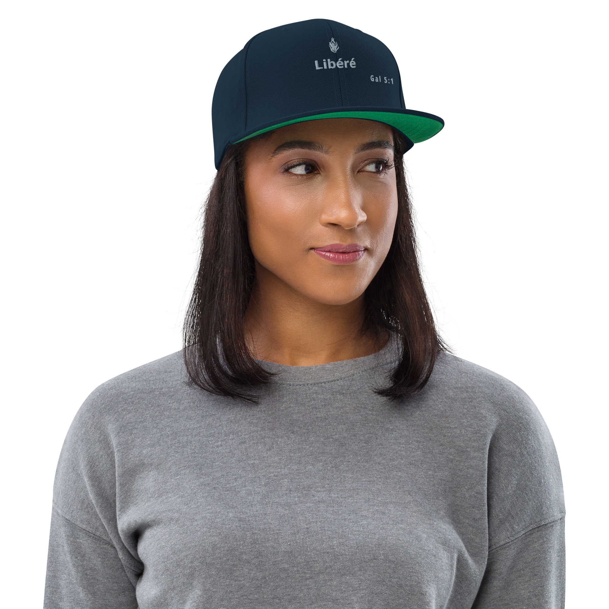 Casquette snapback KHAWNAN bleu marine foncé, parole « Libéré », vue de face.