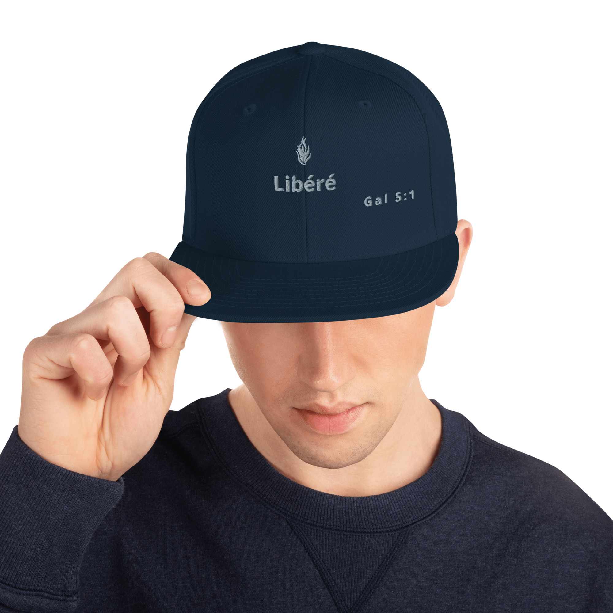 Casquette snapback KHAWNAN bleu marine, parole « Libéré », vue de face.
