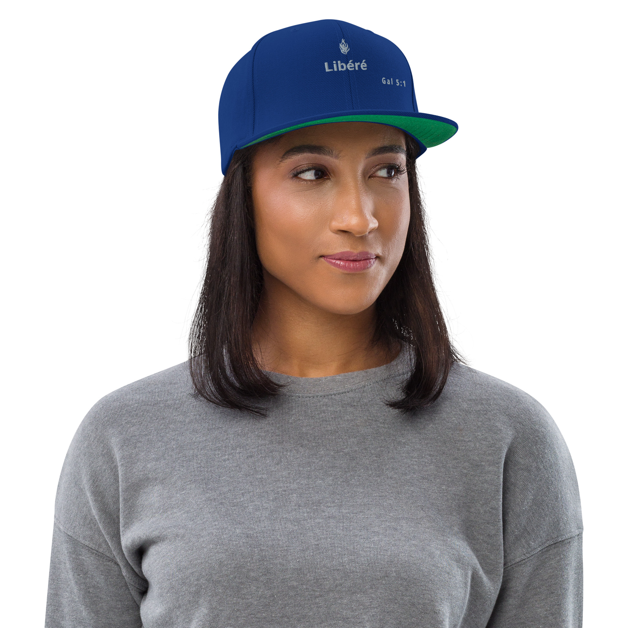 Casquette snapback KHAWNAN bleu roi, parole « Libéré », vue de face.