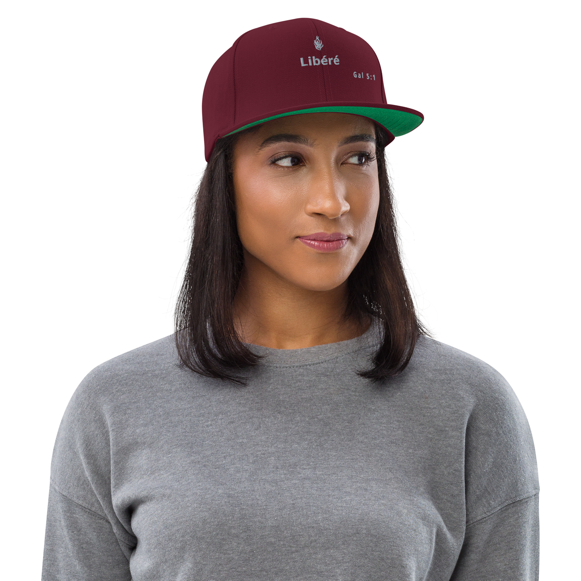 Casquette snapback KHAWNAN bordeaux, parole « Libéré », vue de face.