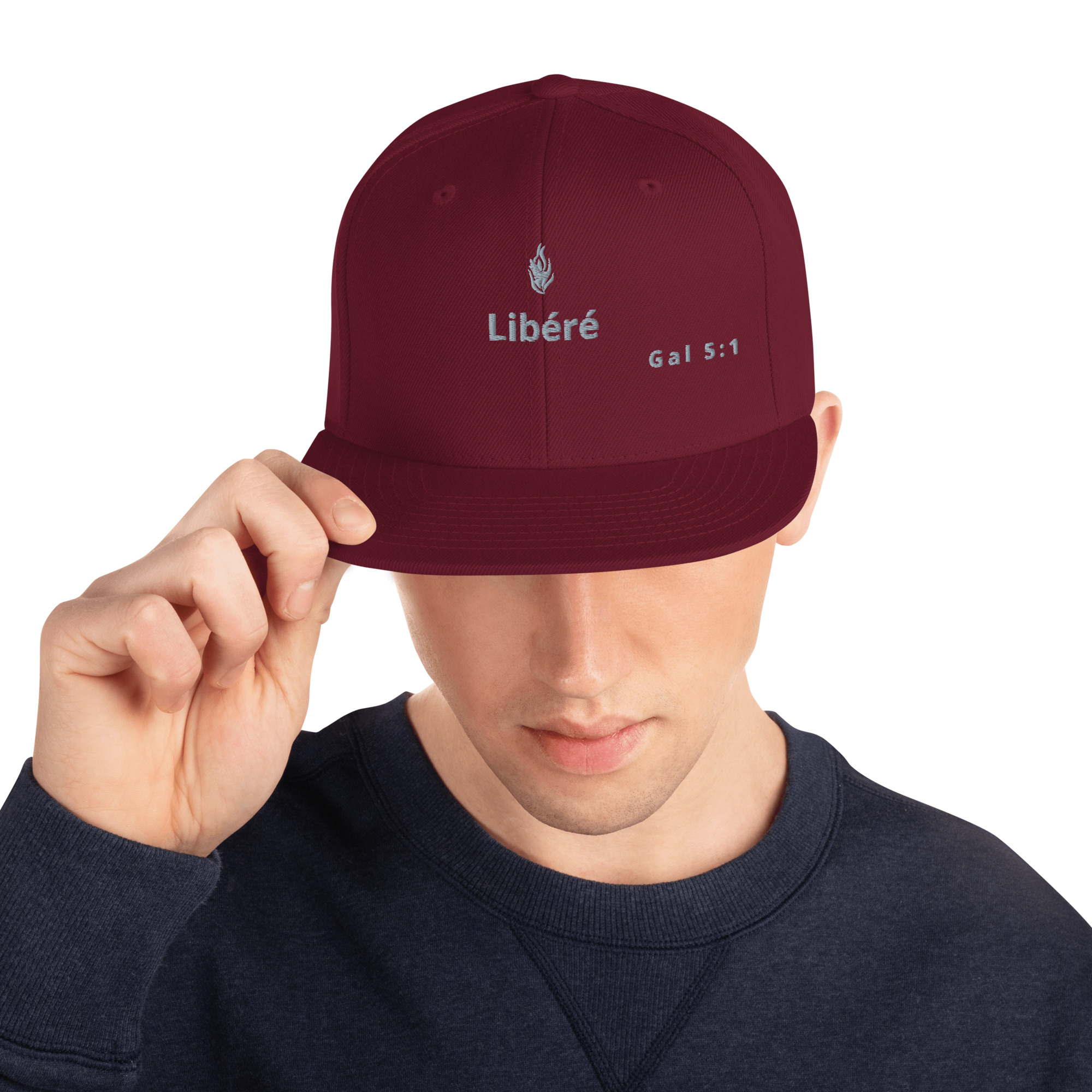 Casquette snapback KHAWNAN bordeaux, parole « Libéré », vue de face.