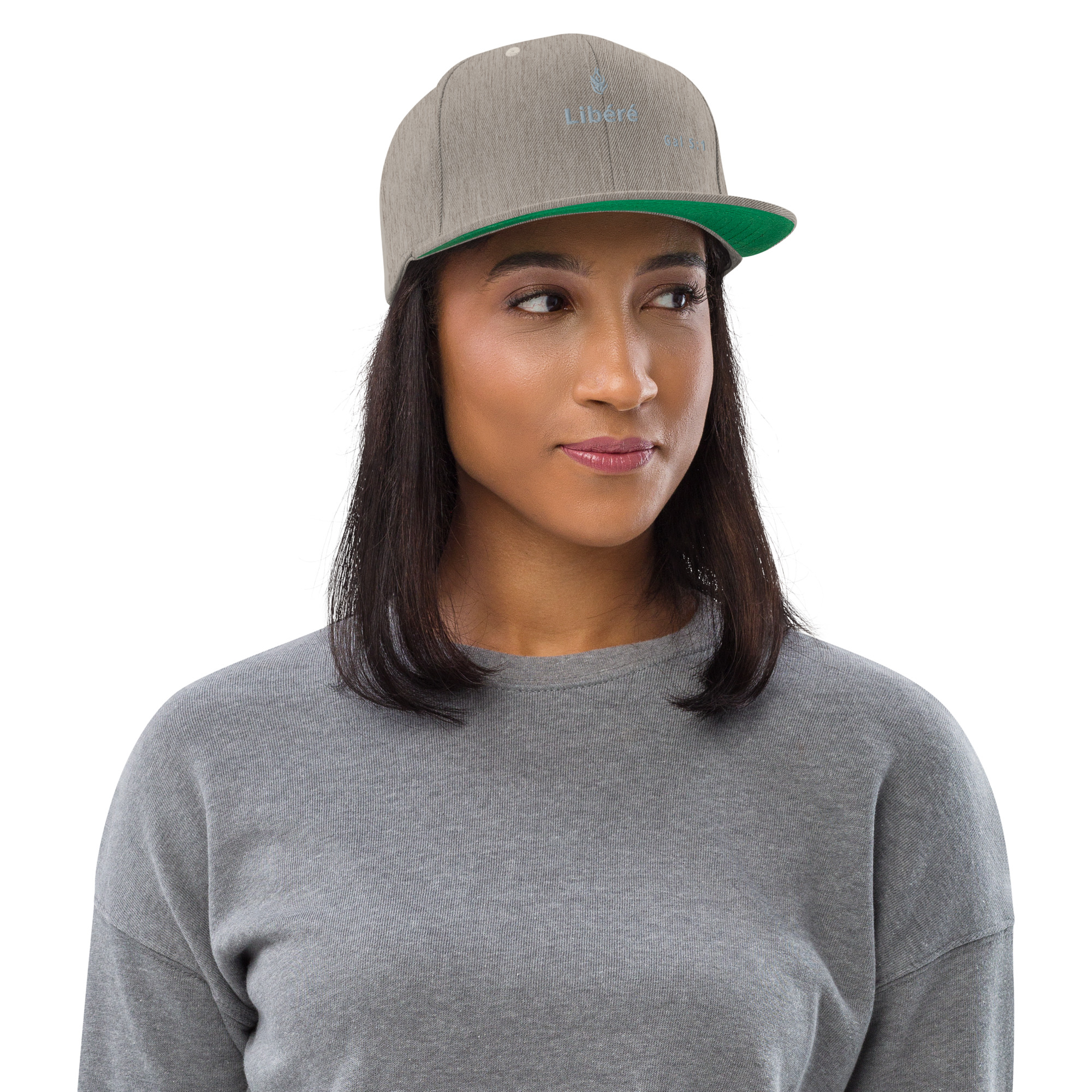 Casquette snapback KHAWNAN gris chiné, parole « Libéré », vue de face.