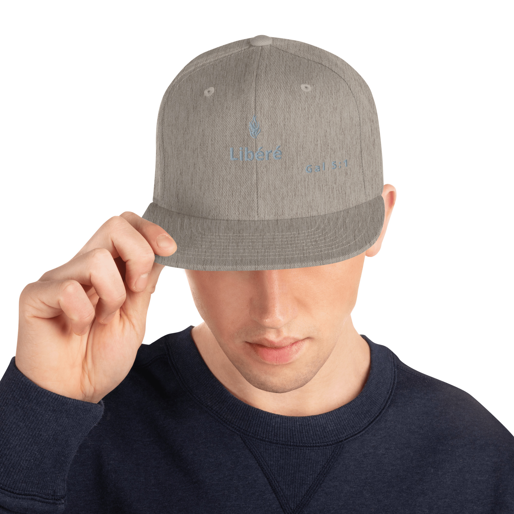 Casquette snapback KHAWNAN gris chiné, parole « Libéré », vue de face.