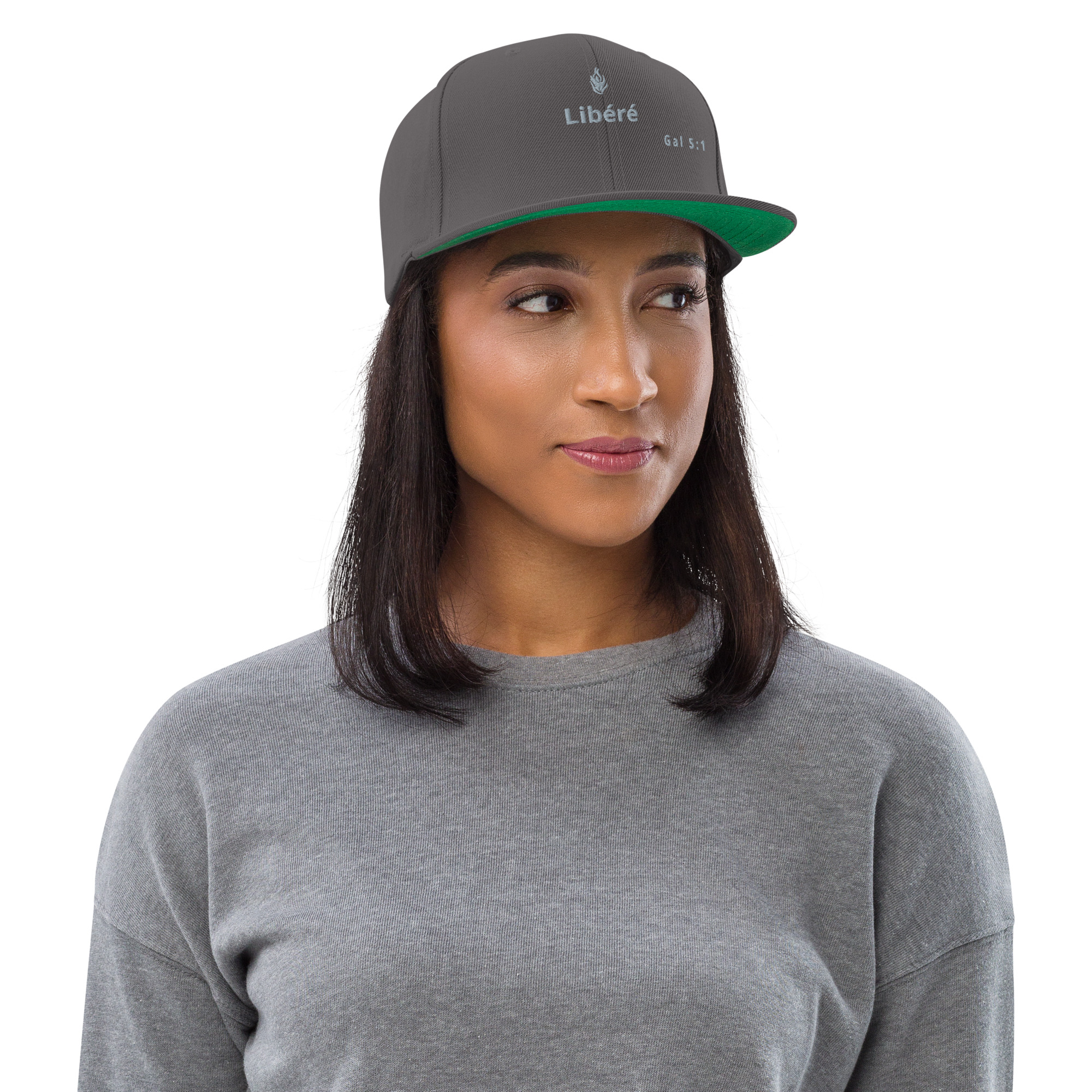 Casquette snapback KHAWNAN gris foncé, parole « Libéré », vue de face.