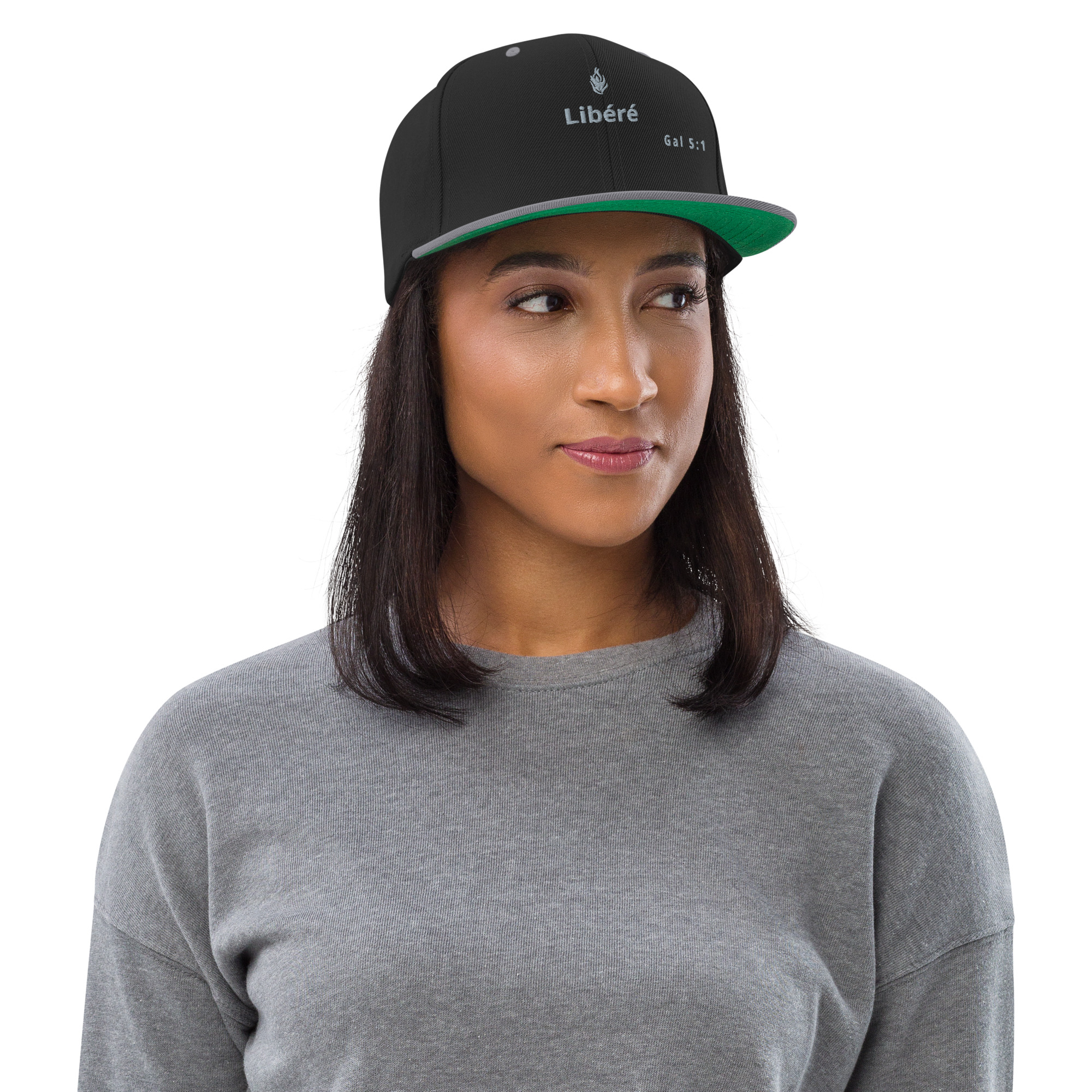 Casquette snapback KHAWNAN noir / argenté, parole « Libéré », vue de face.
