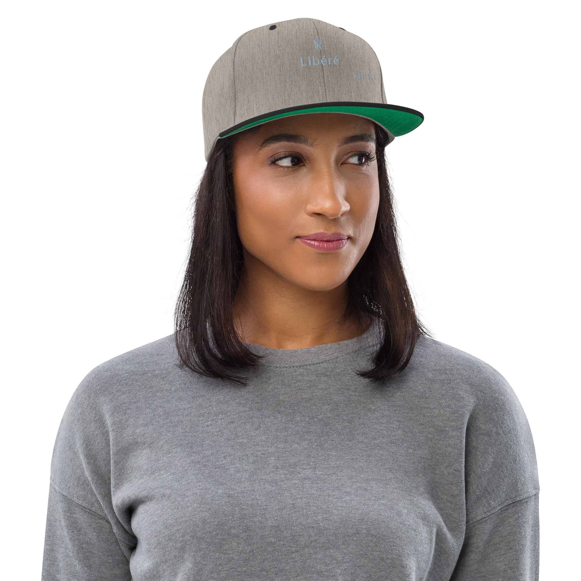 Casquette snapback KHAWNAN gris chiné / noir, parole « Libéré », vue de face.