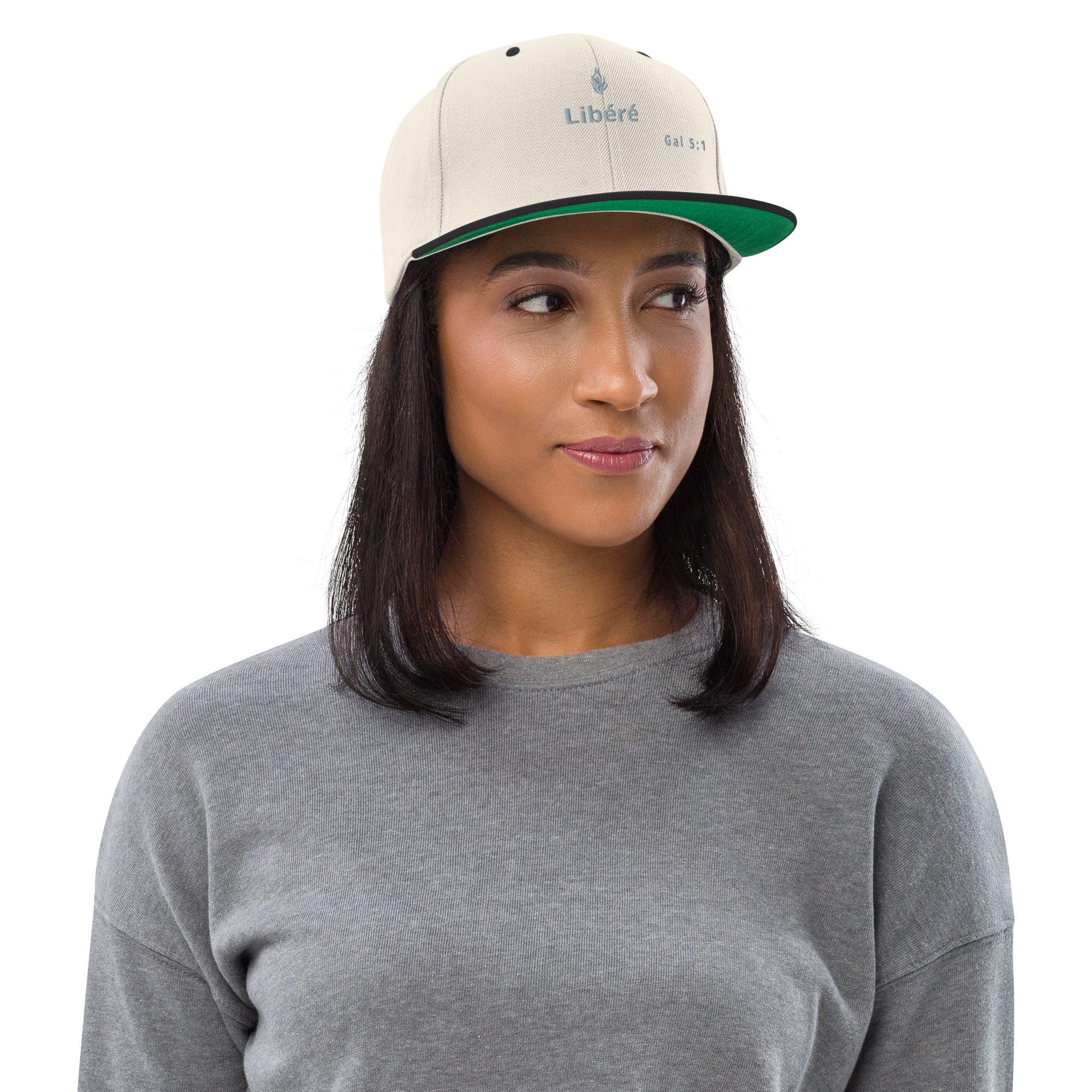 Casquette snapback KHAWNAN beige clair / noir, parole « Libéré », vue de face.