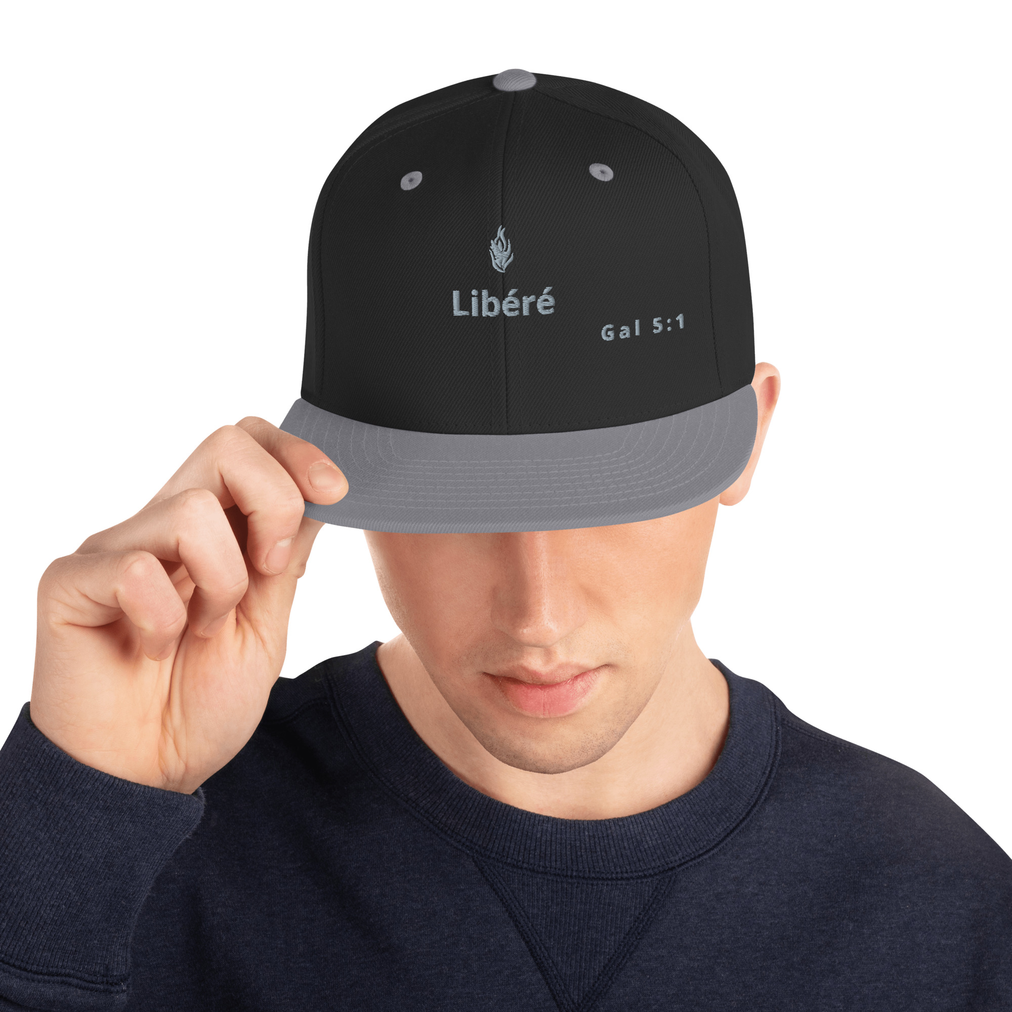 Casquette snapback KHAWNAN noir, parole « Libéré », vue de face.