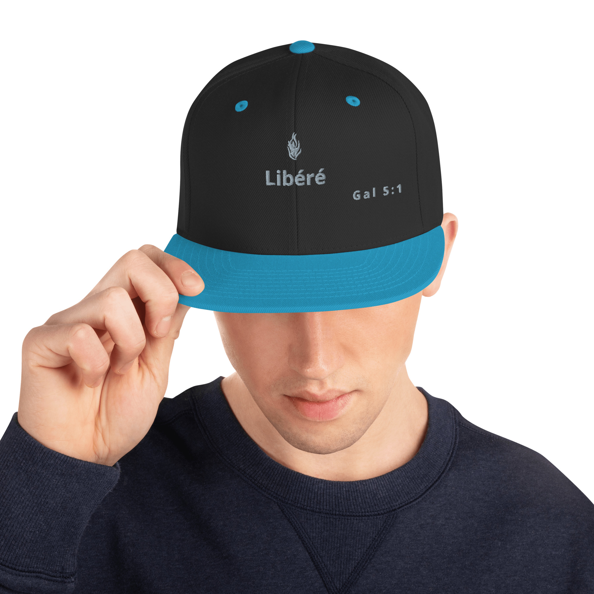 Casquette snapback KHAWNAN noir, parole « Libéré », vue de face.