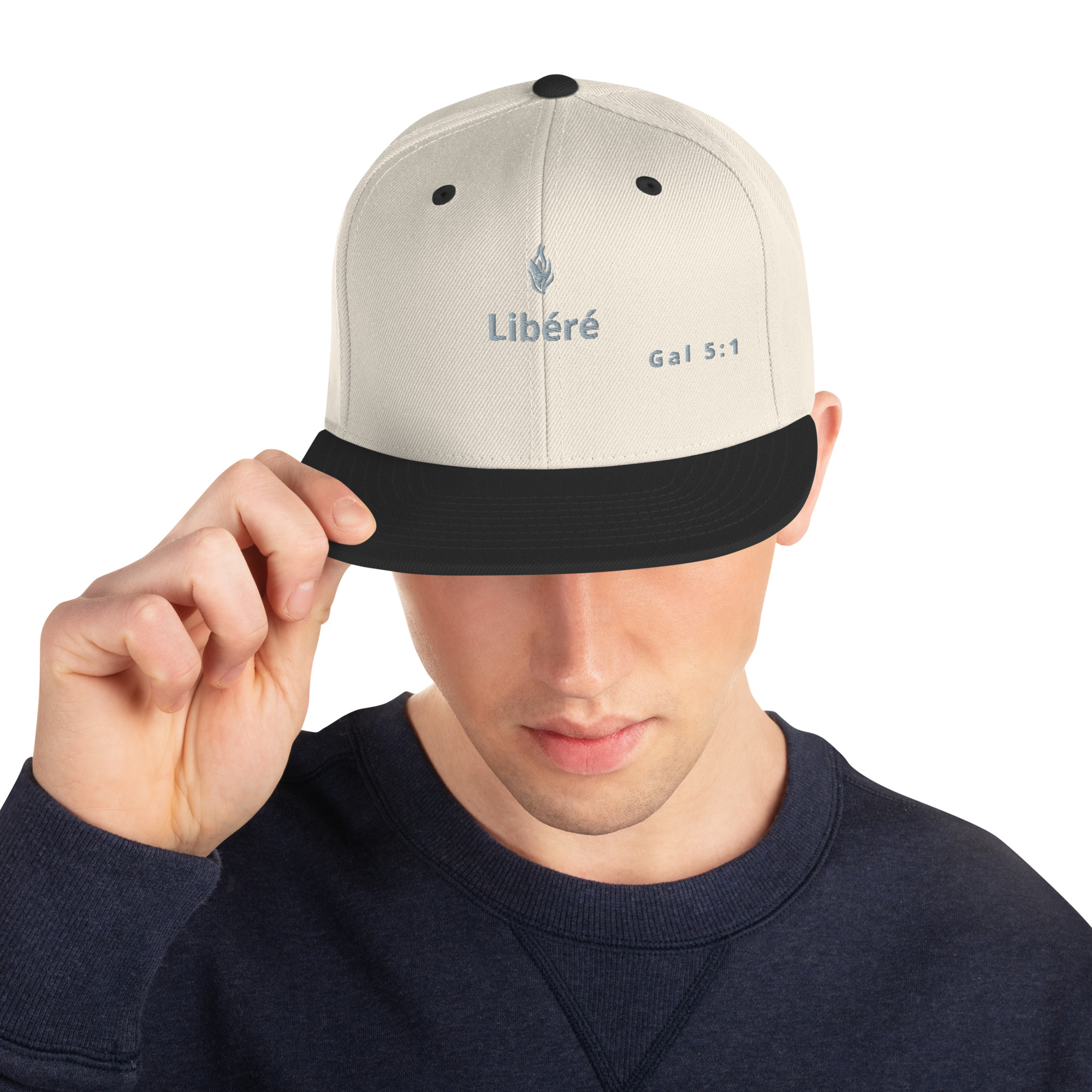Casquette snapback KHAWNAN noir, parole « Libéré », vue de face.
