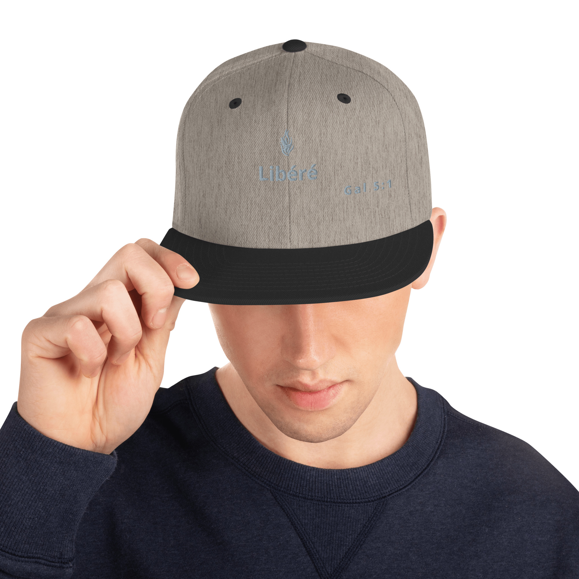 Casquette snapback KHAWNAN noir, parole « Libéré », vue de face.