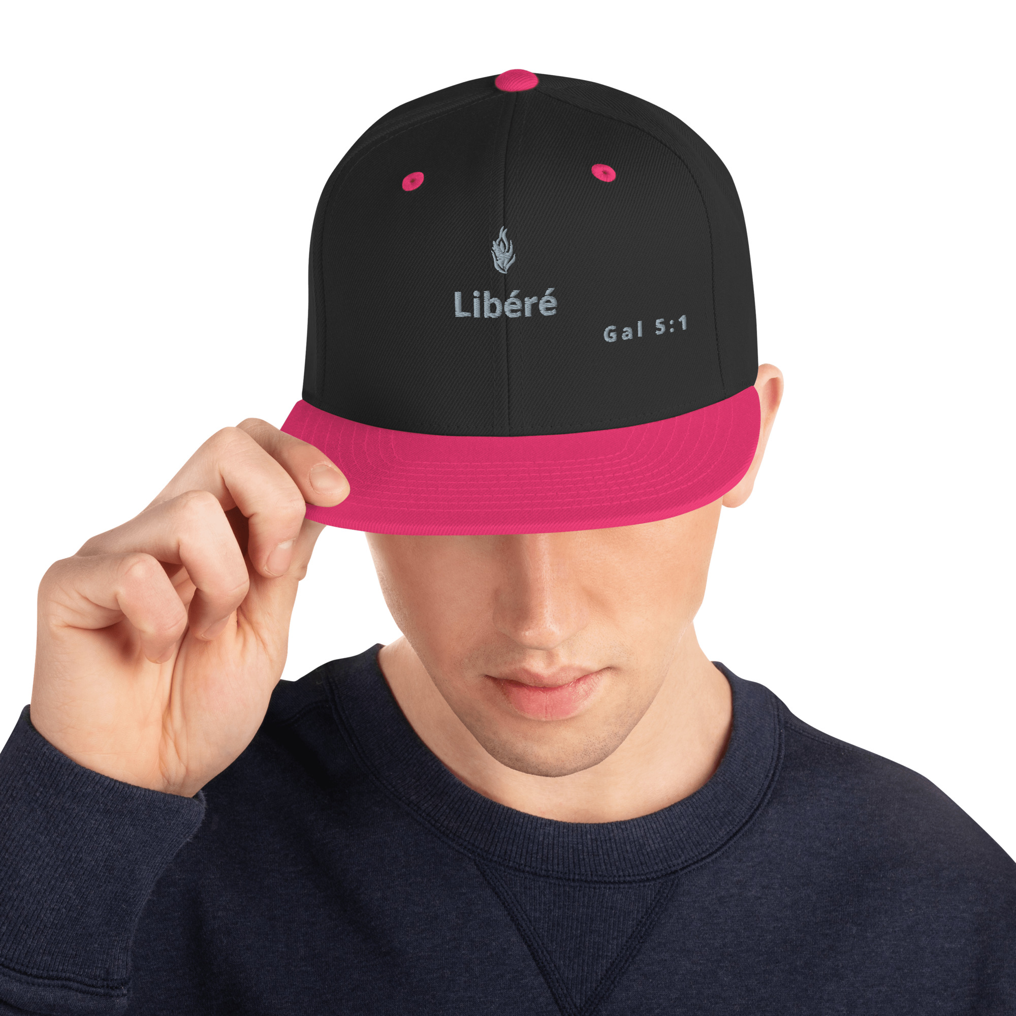 Casquette snapback KHAWNAN noir, parole « Libéré », vue de face.