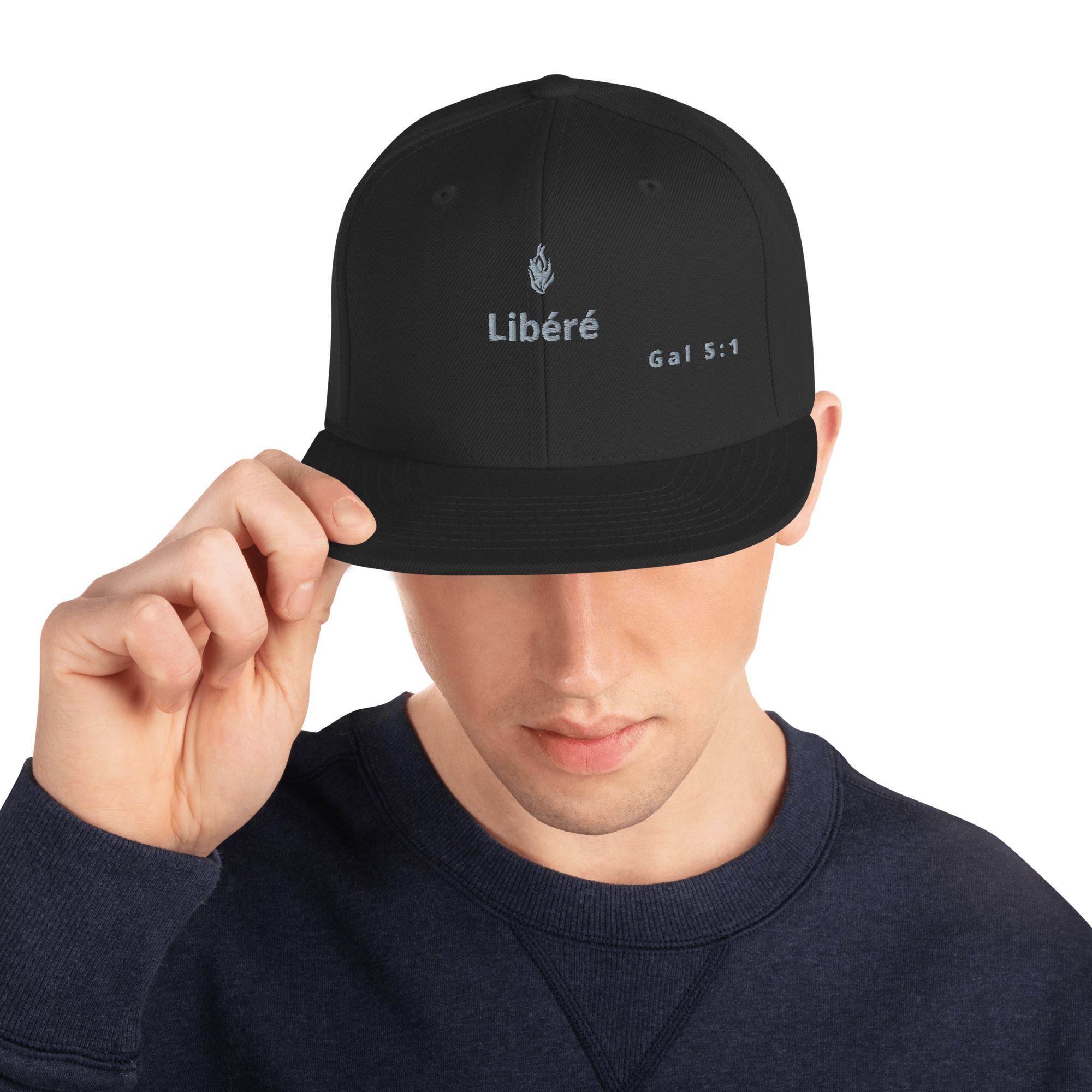 Casquette snapback KHAWNAN noir, parole « Libéré », vue de face.