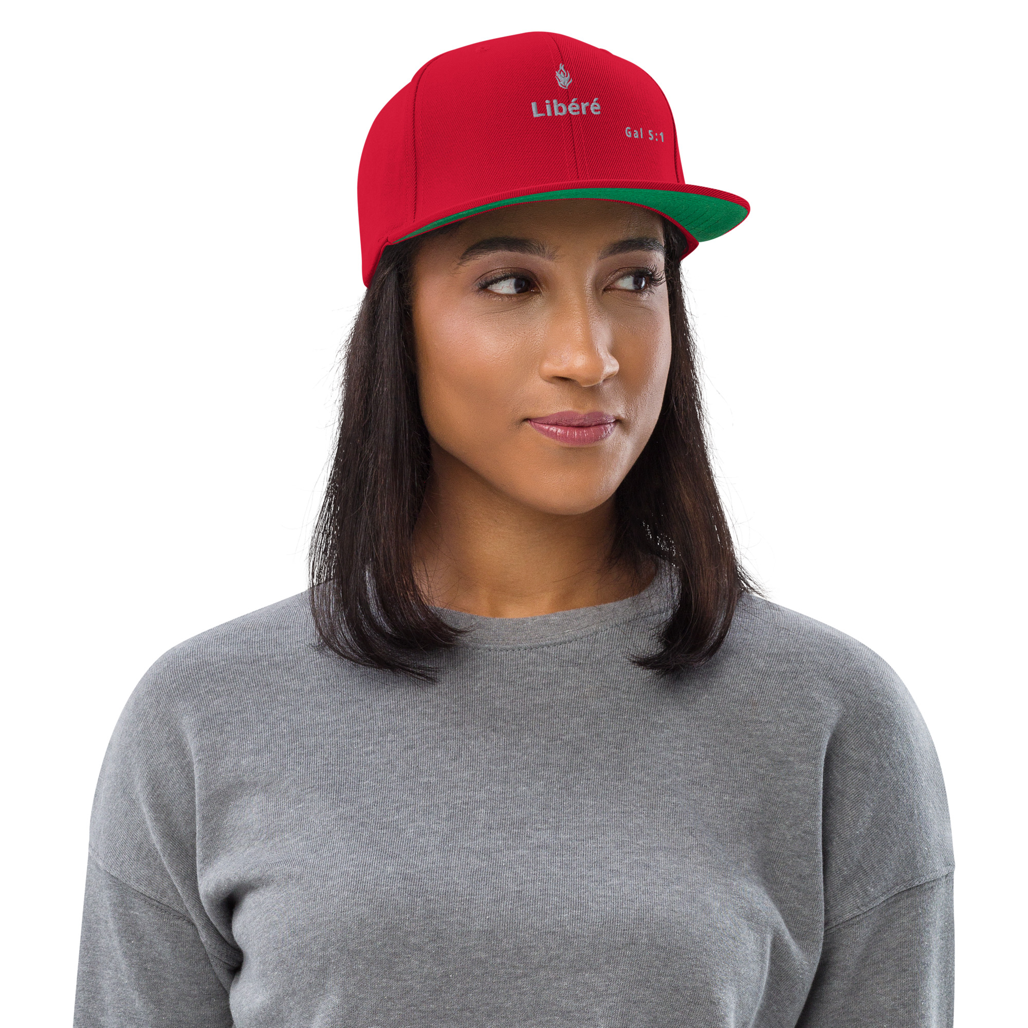 Casquette snapback KHAWNAN rouge, parole « Libéré », vue de face.