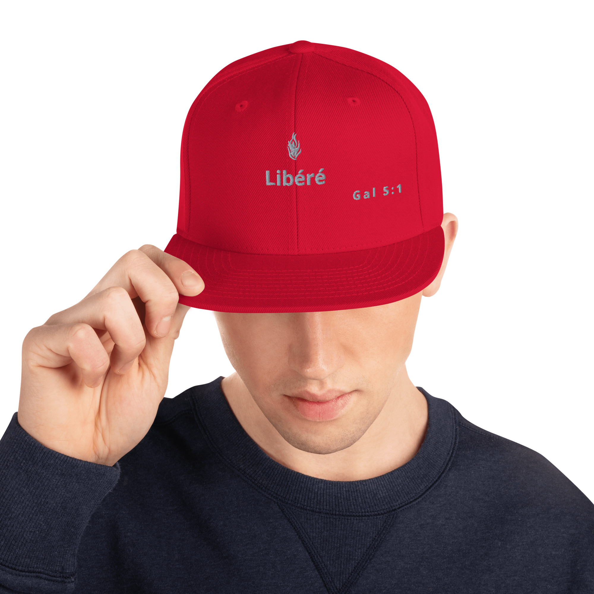 Casquette snapback KHAWNAN rouge, parole « Libéré », vue de face.
