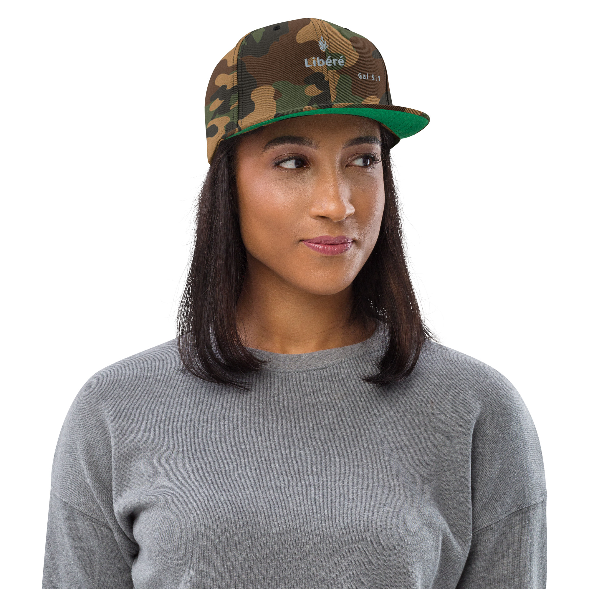 Casquette snapback KHAWNAN camouflage vert, parole « Libéré », vue de face.