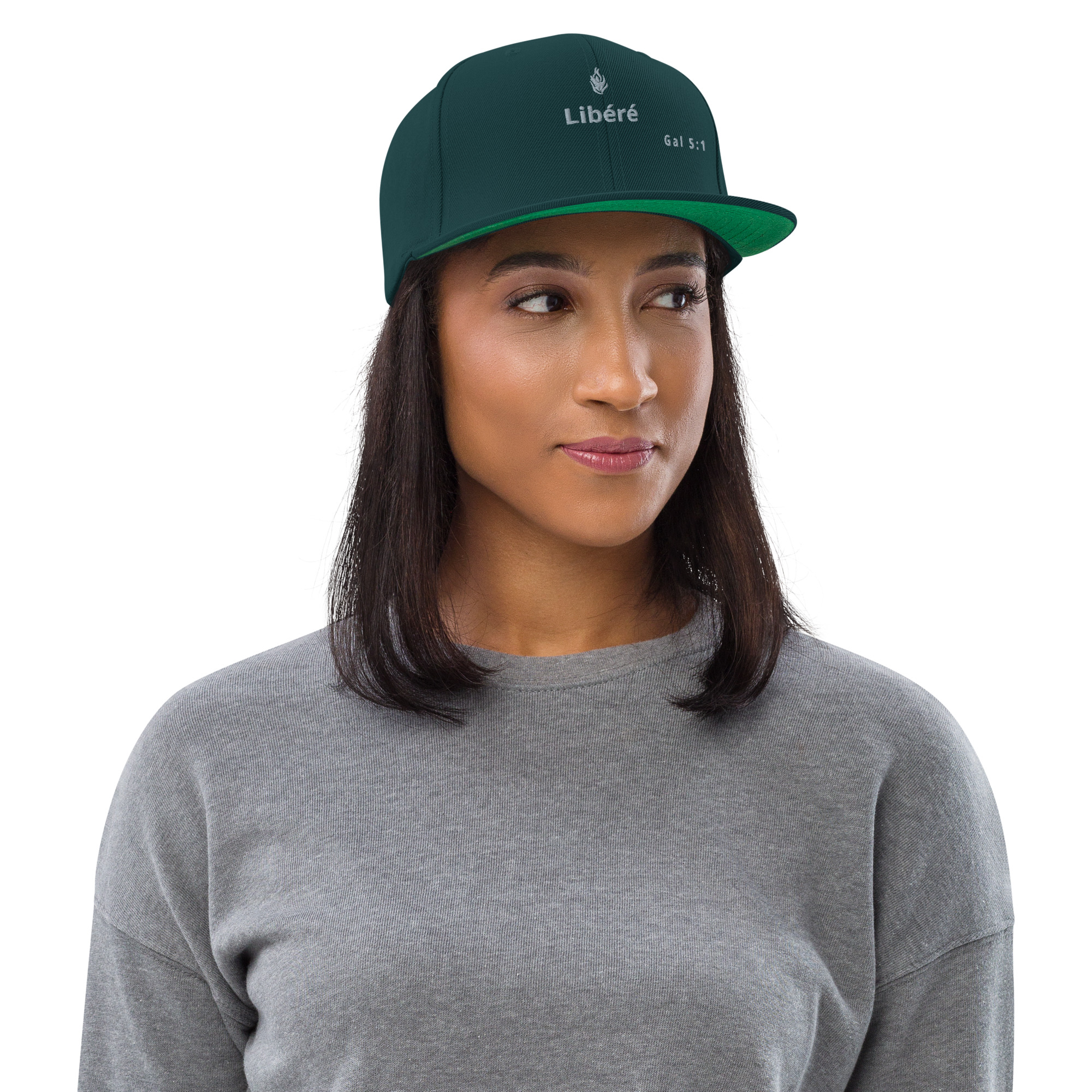 Casquette snapback KHAWNAN épicéa, parole « Libéré », vue de face.