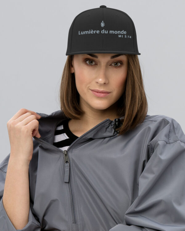 Casquette snapback KHAWNAN noir, parole « Lumière du monde ».