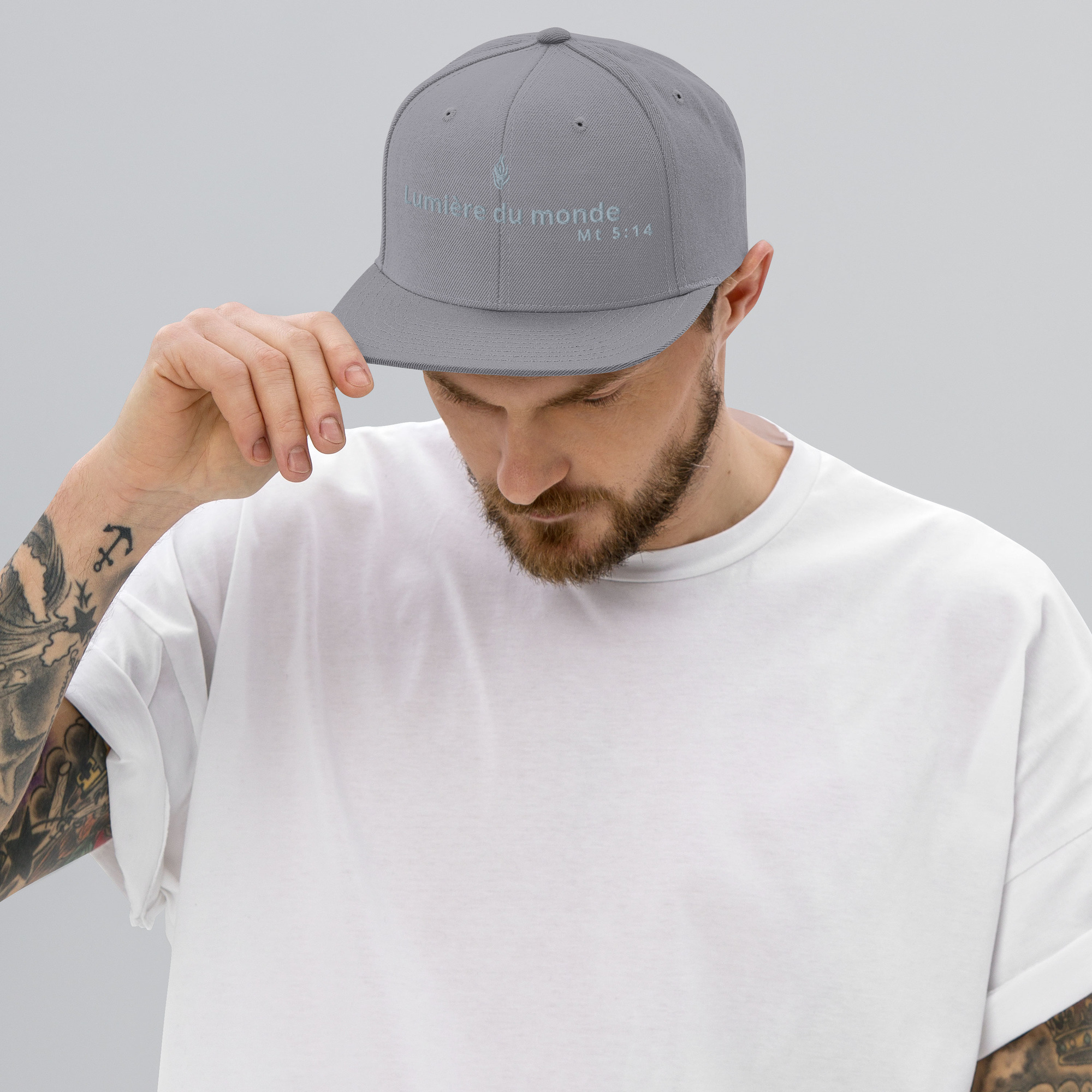 Casquette snapback KHAWNAN, parole « Lumière du monde », vue de face.