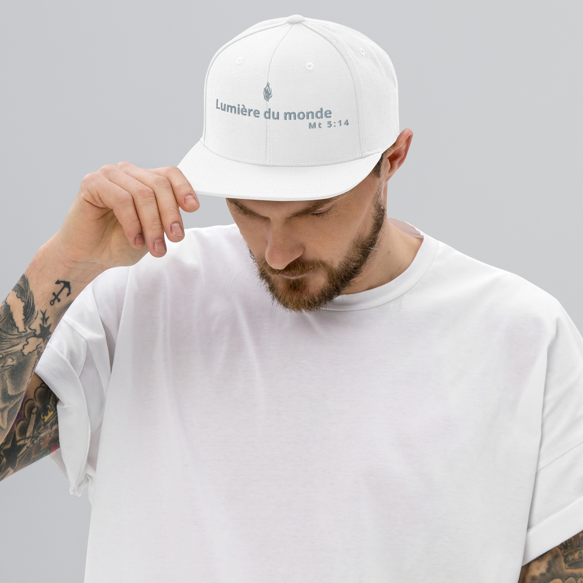Casquette snapback KHAWNAN blanc, parole « Lumière du monde », vue de face.