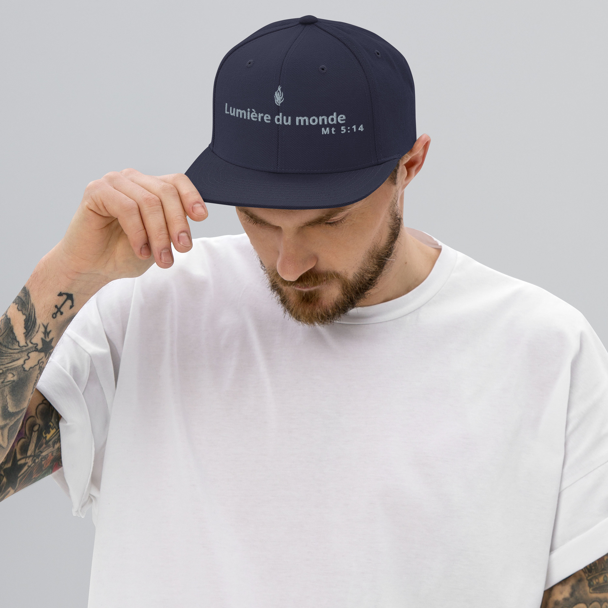 Casquette snapback KHAWNAN bleu marine, parole « Lumière du monde », vue de face.