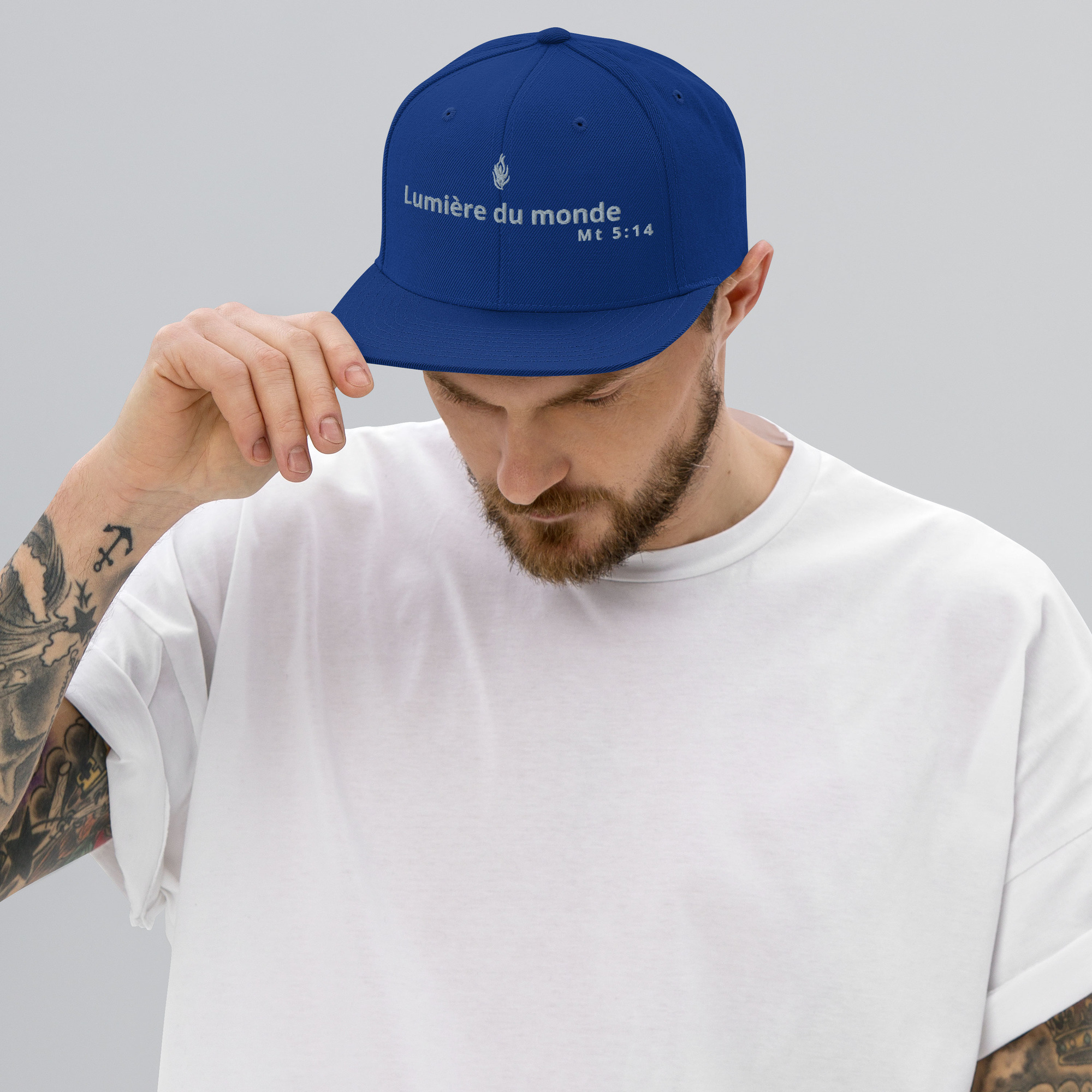 Casquette snapback KHAWNAN bleu roi, parole « Lumière du monde », vue de face.
