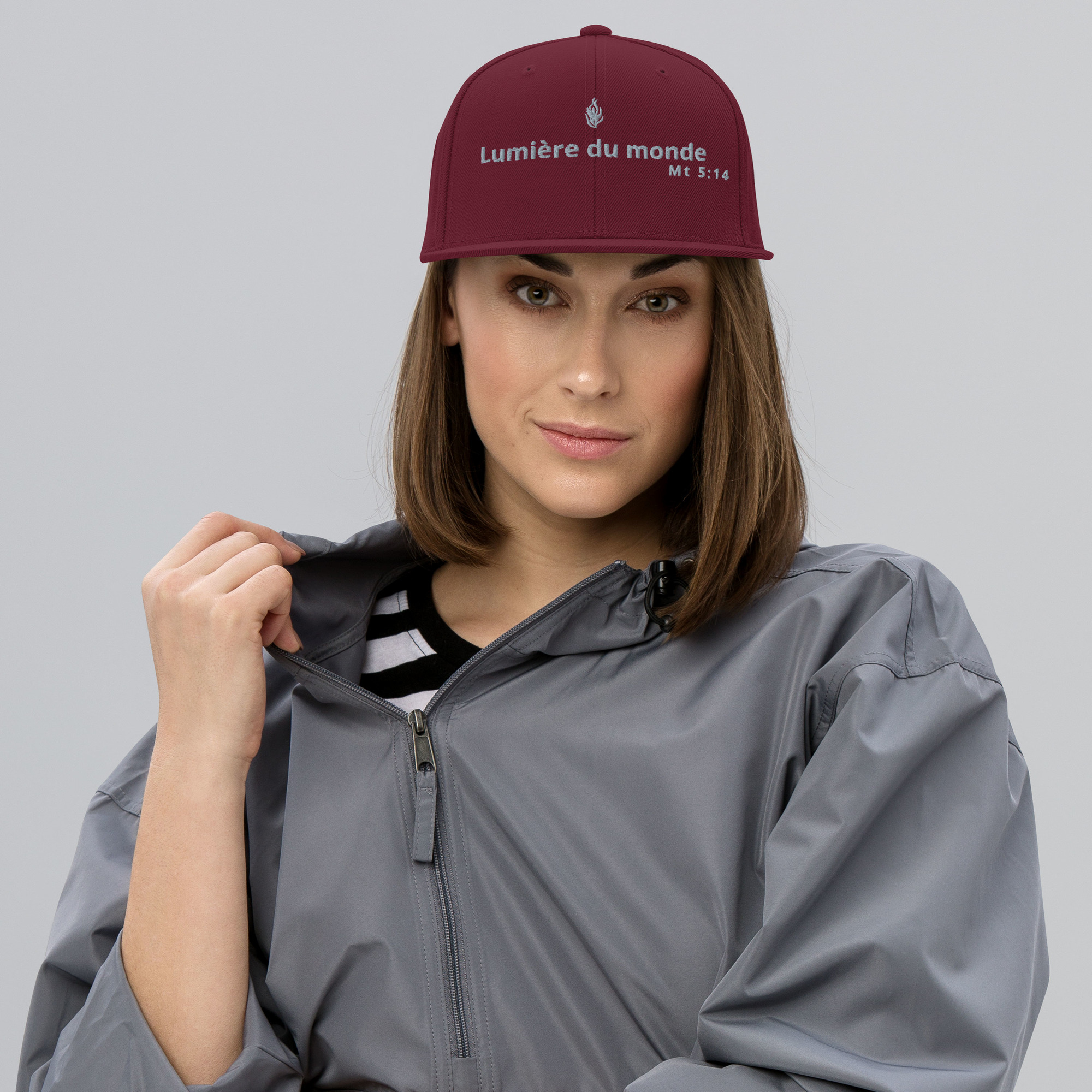 Casquette snapback KHAWNAN bordeaux, parole « Lumière du monde », vue de face.