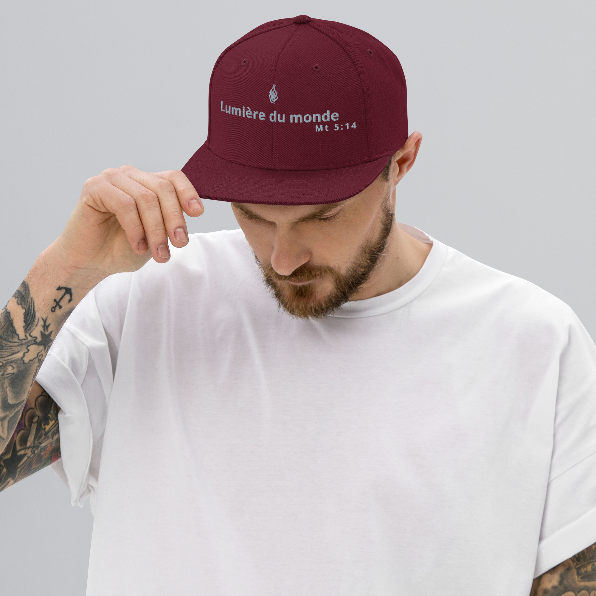 Casquette snapback KHAWNAN bordeaux, parole « Lumière du monde », vue de face.