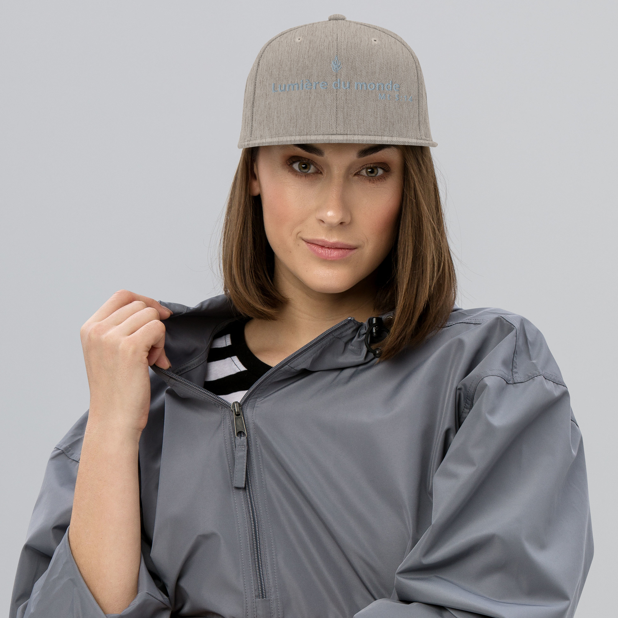 Casquette snapback KHAWNAN gris chiné, parole « Lumière du monde », vue de face.