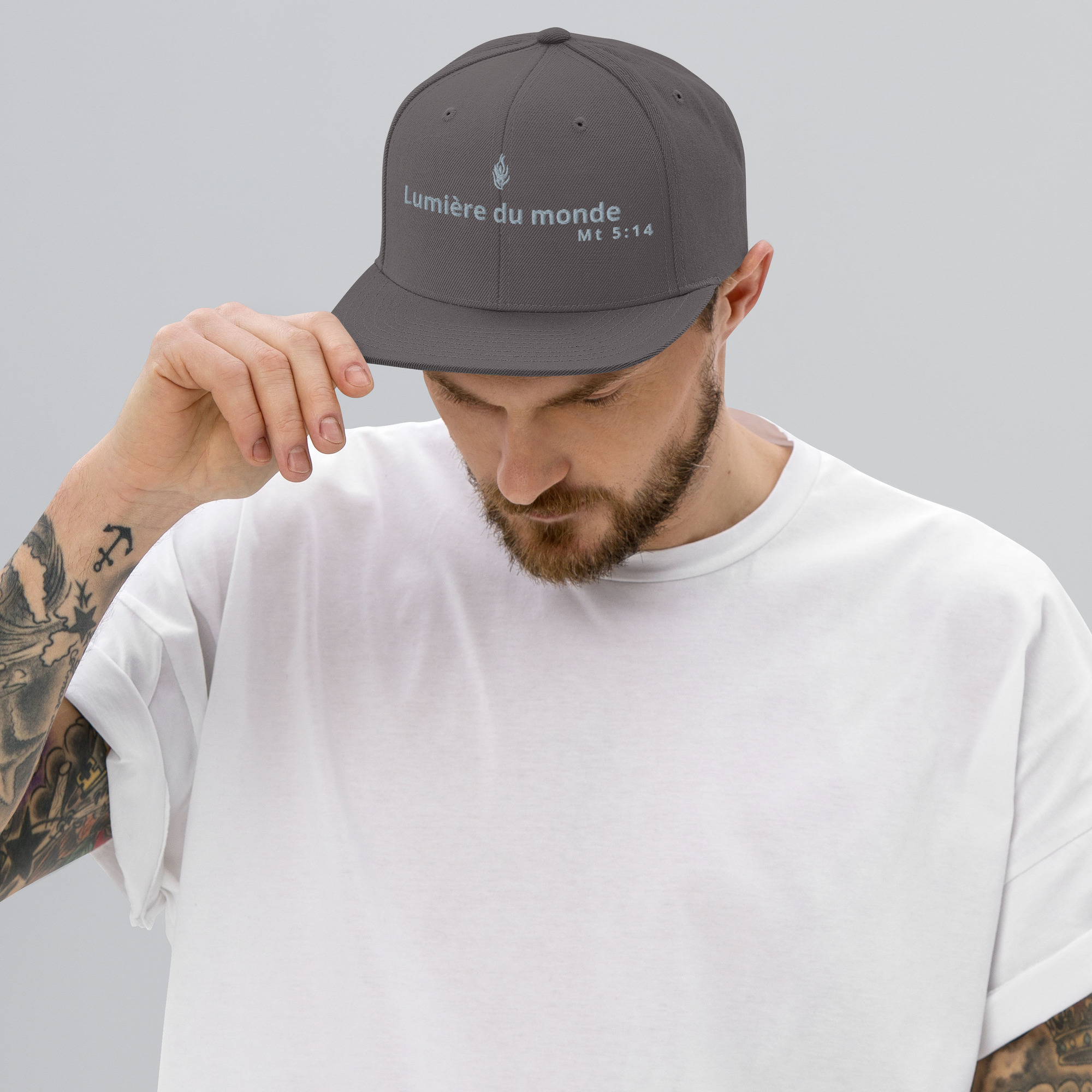 Casquette snapback KHAWNAN gris foncé, parole « Lumière du monde », vue de face.