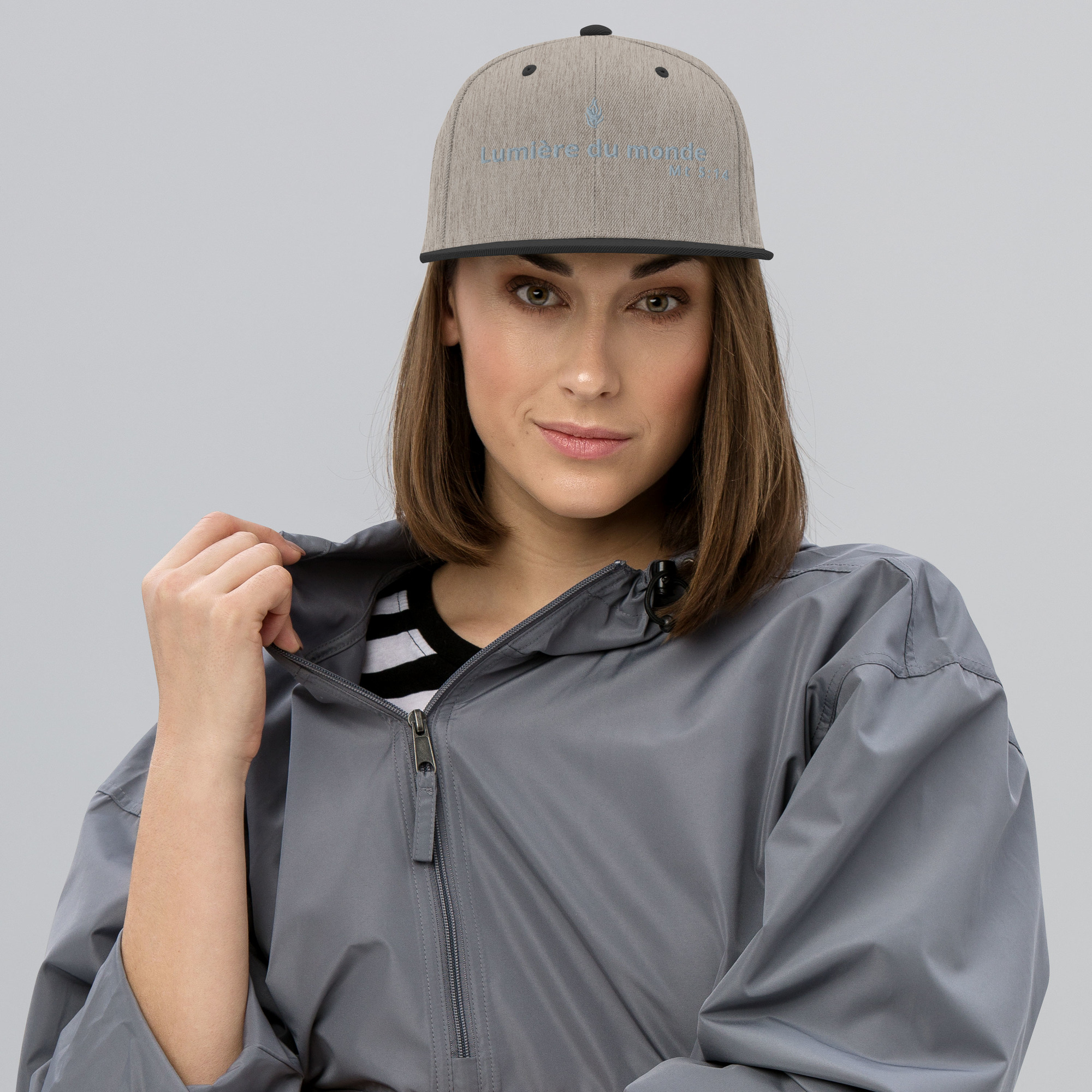 Casquette snapback KHAWNAN gris chiné / noir, parole « Lumière du monde », vue de face.