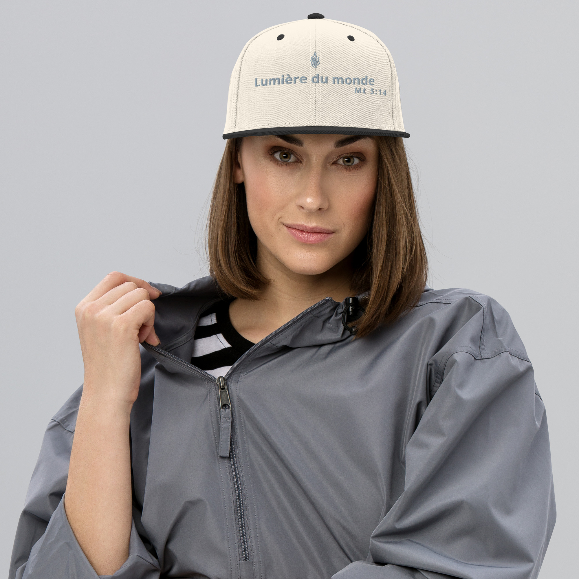 Casquette snapback KHAWNAN beige clair / noir, parole « Lumière du monde », vue de face.