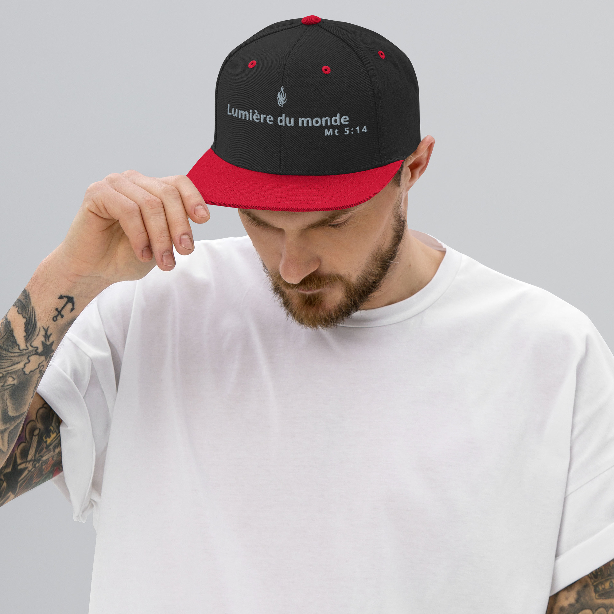 Casquette snapback KHAWNAN noir, parole « Lumière du monde », vue de face.