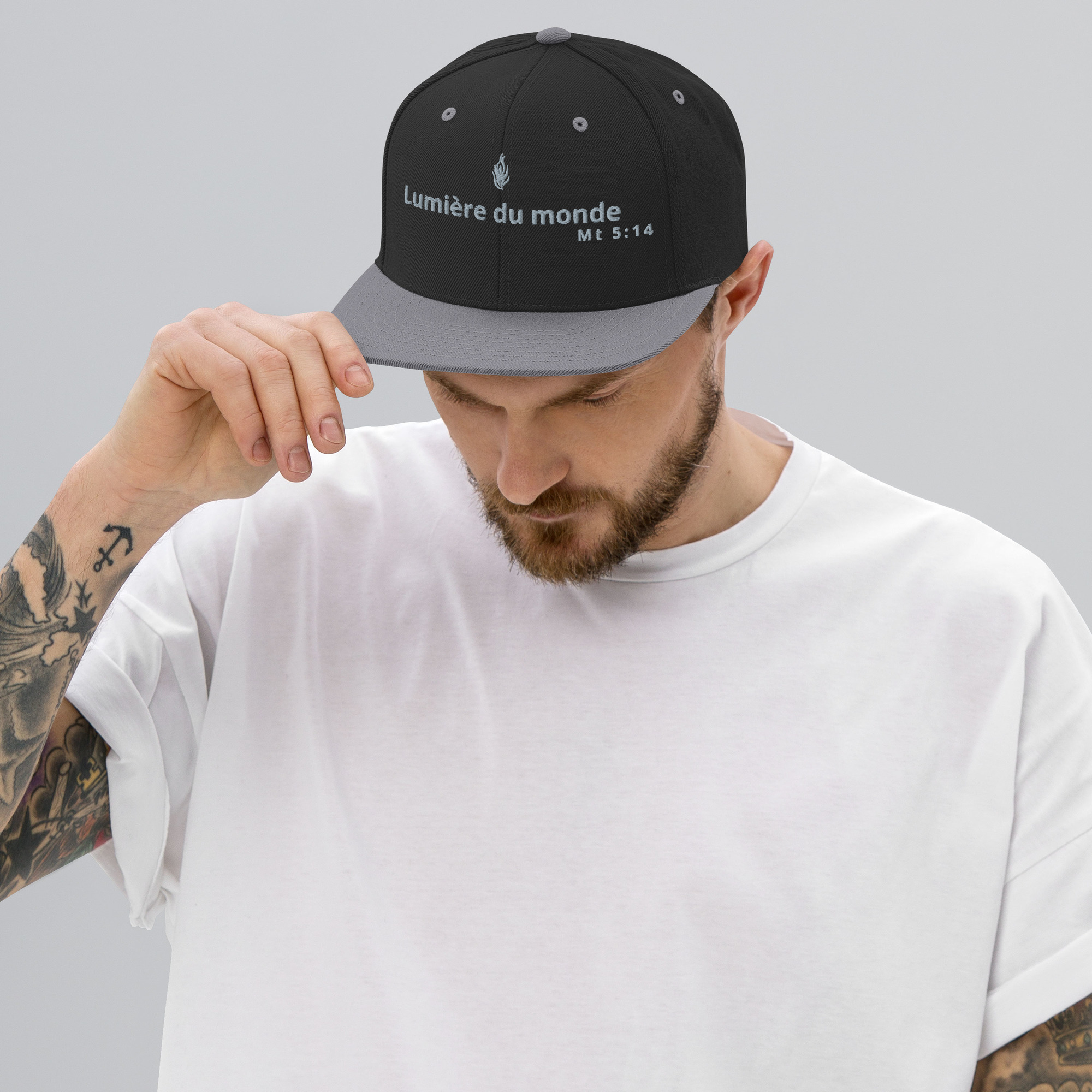 Casquette snapback KHAWNAN noir, parole « Lumière du monde », vue de face.