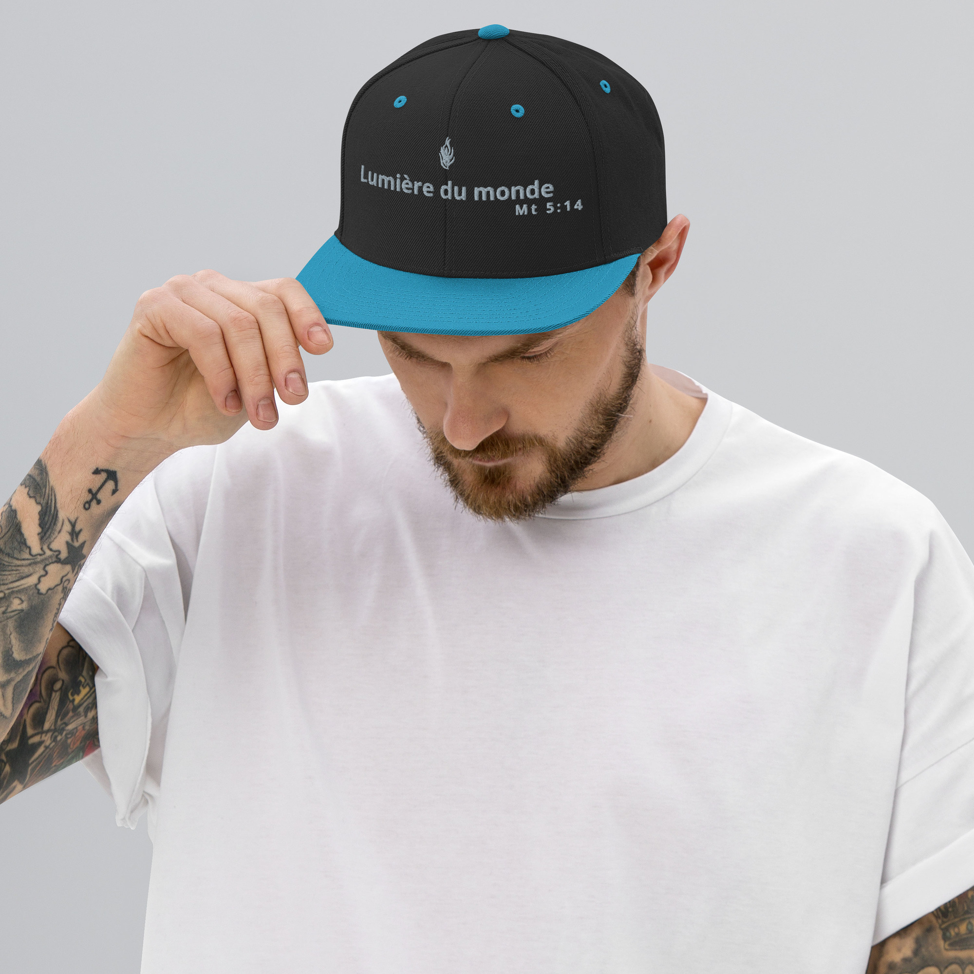 Casquette snapback KHAWNAN noir, parole « Lumière du monde », vue de face.