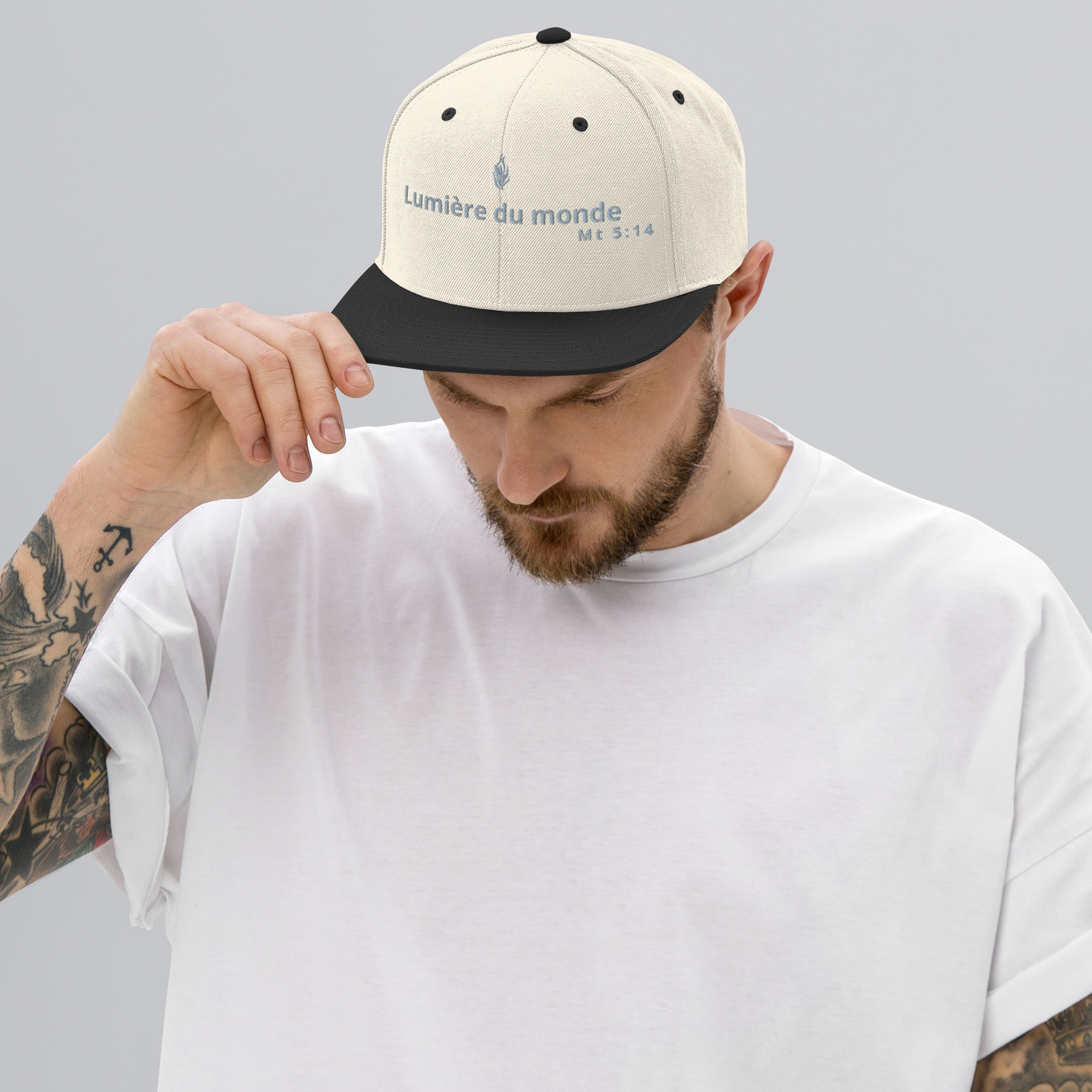 Casquette snapback KHAWNAN noir, parole « Lumière du monde », vue de face.